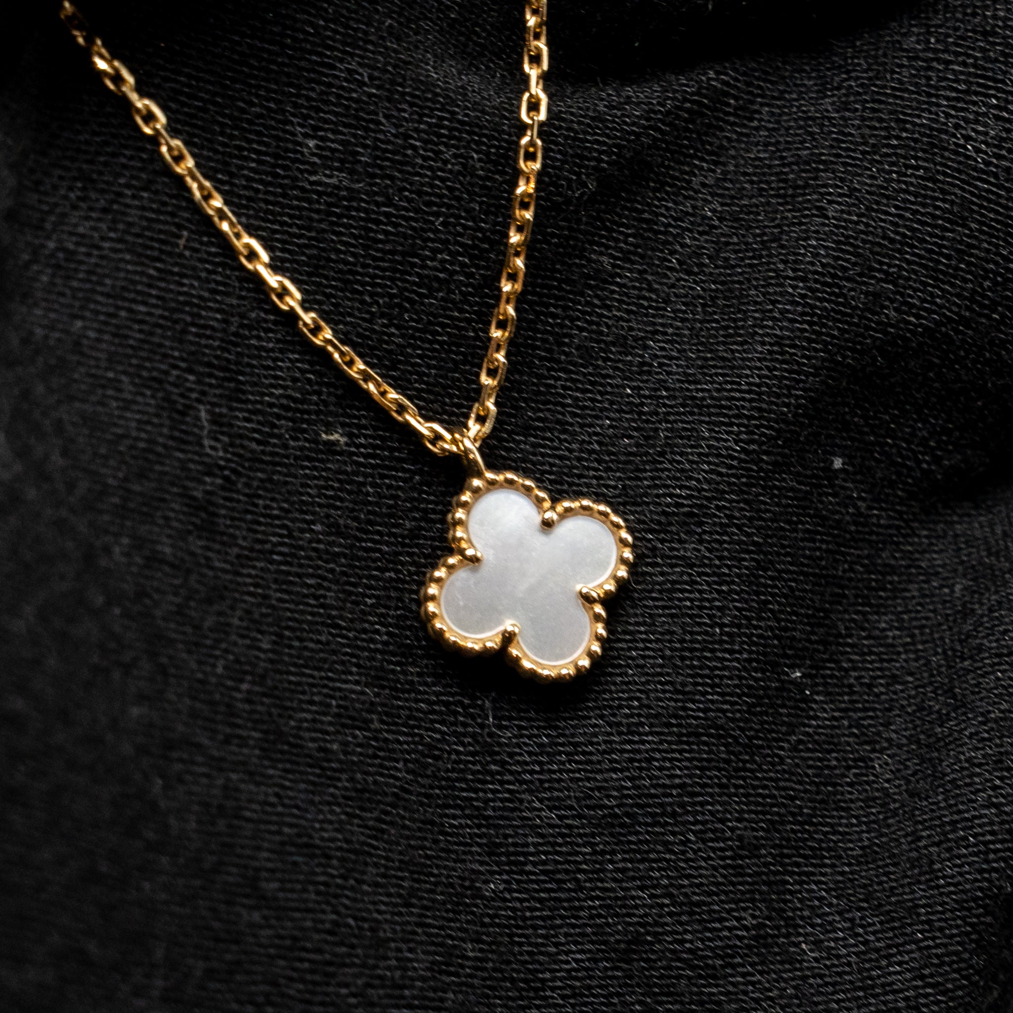 VAN CLEEF AND ARPELS SWEET ALHAMBRA PENDANT YELLOW GOLD / MOTHER OF PEARL