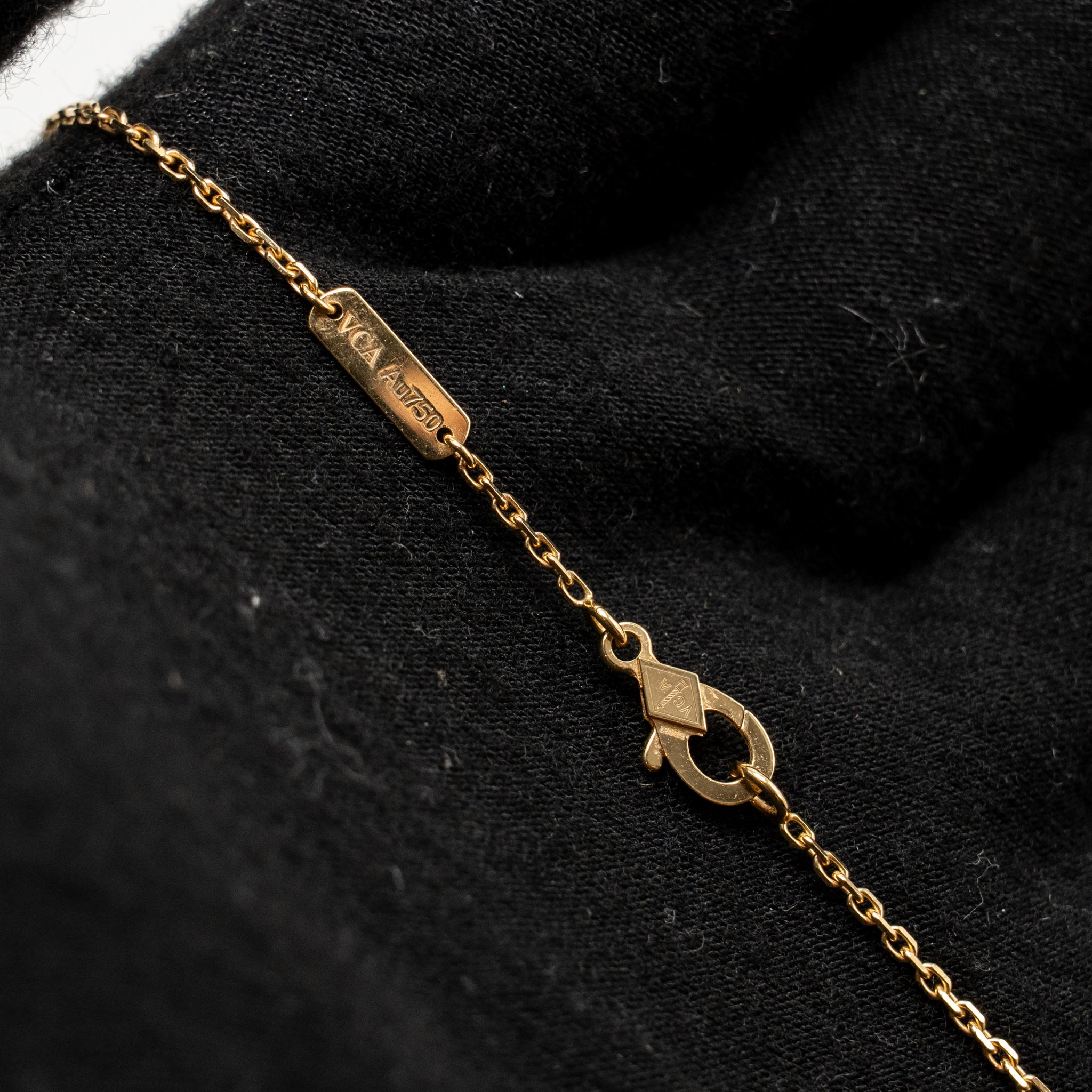 VAN CLEEF AND ARPELS VINTAGE ALHAMBRA PENDANT 18K YELLOW GOLD, TIGER EYE