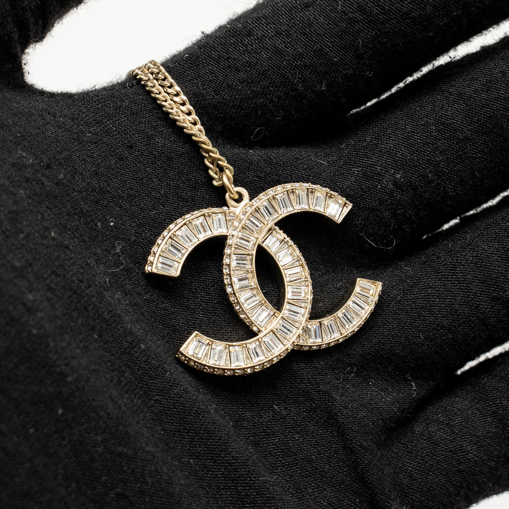 CHANEL CRYSTAL CC LOGO NECKLACE LIGHT GOLD TONE