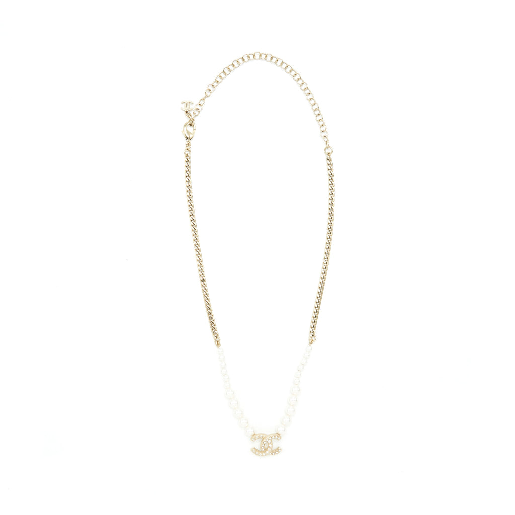 CHANEL CC LOGO AND PEARL NECKLACE/ CHOKER