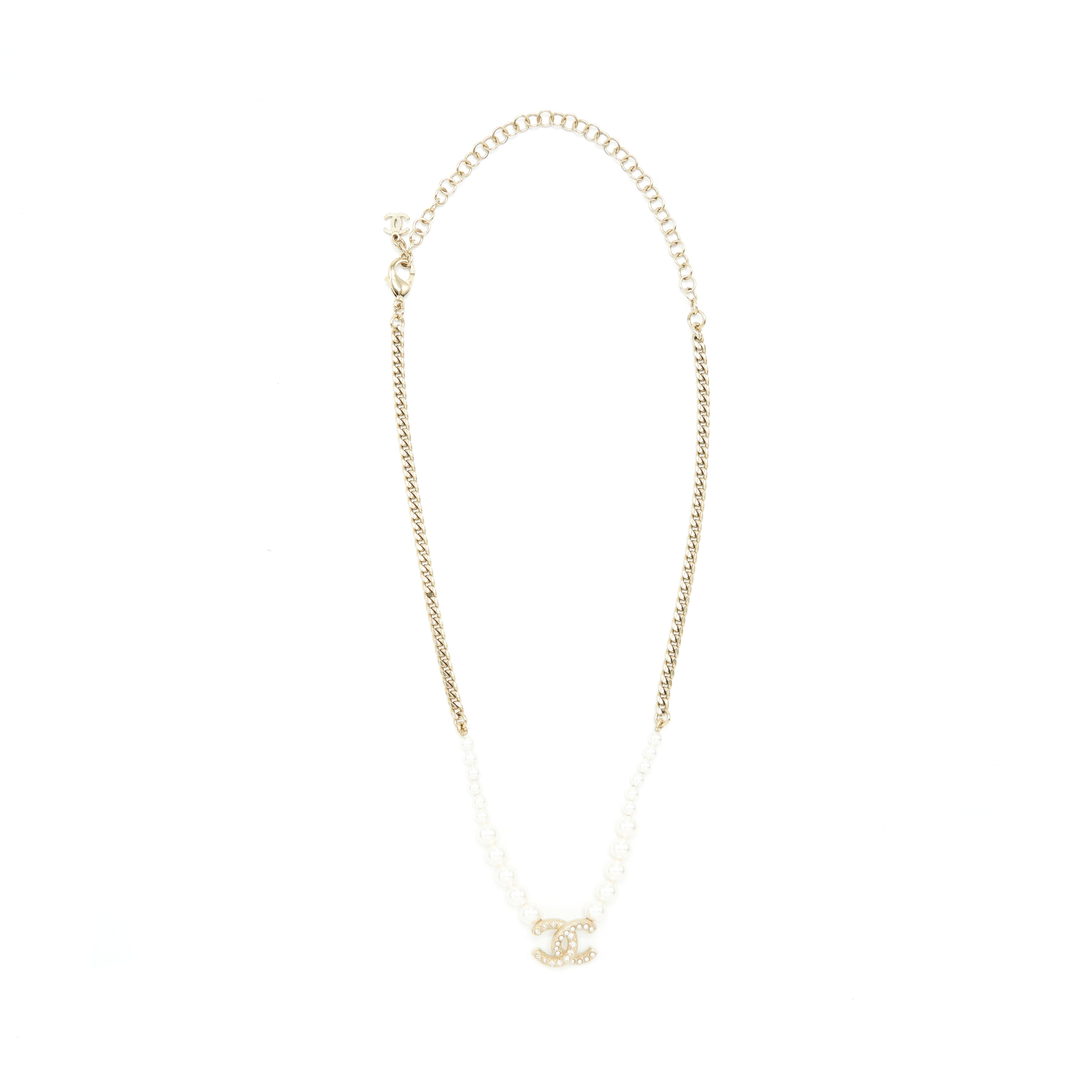 CHANEL CC LOGO AND PEARL NECKLACE/ CHOKER