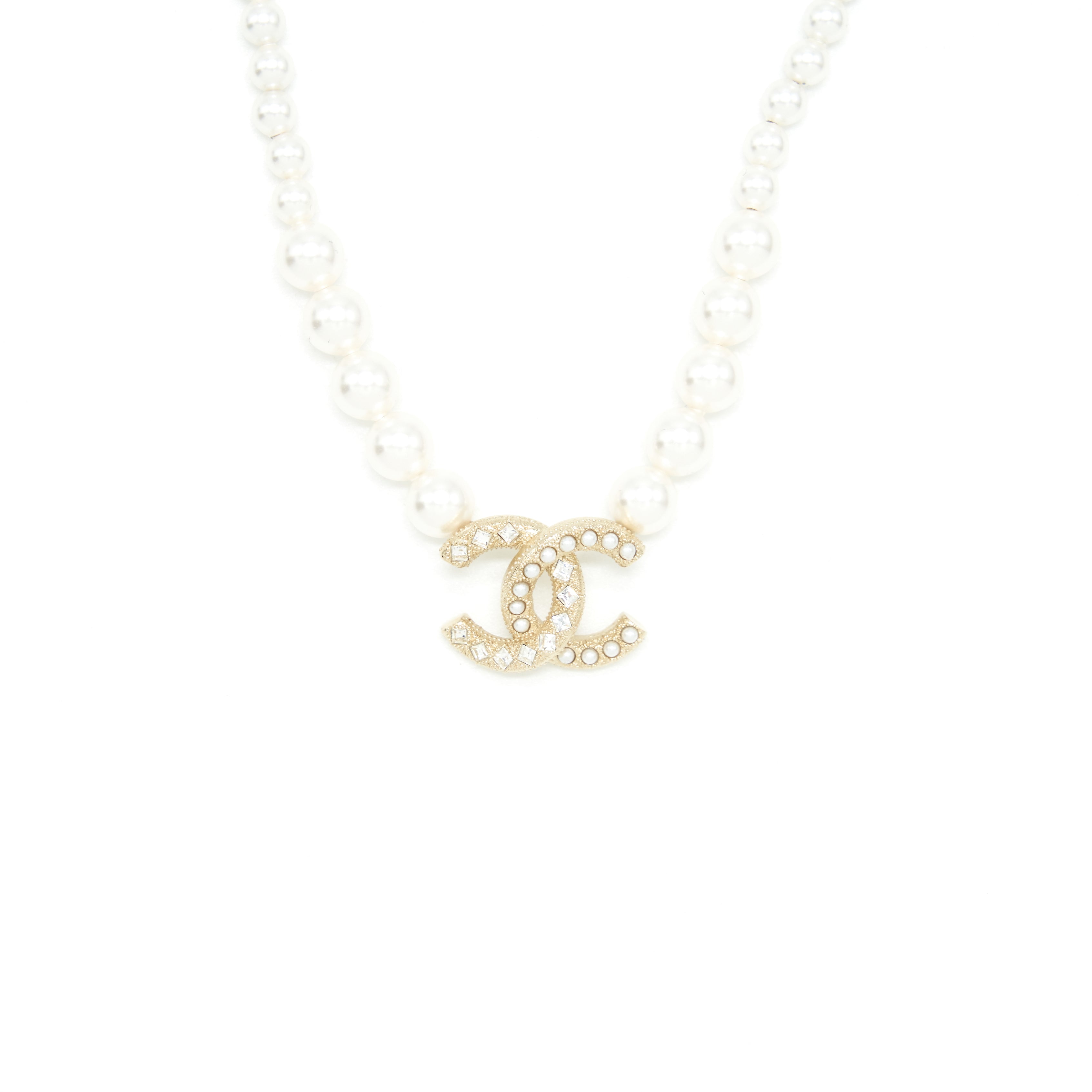 CHANEL CC LOGO AND PEARL NECKLACE/ CHOKER