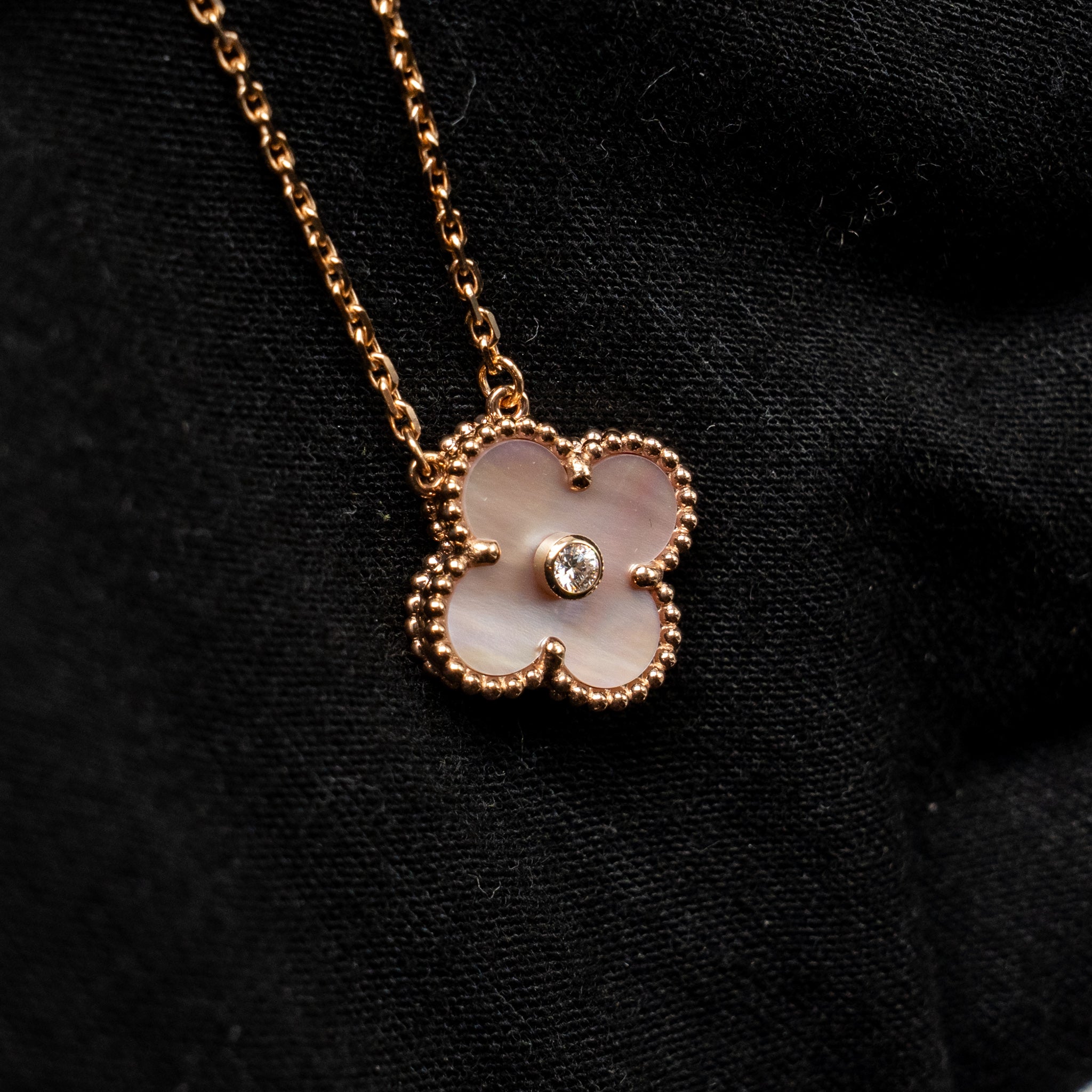VAN CLEEF & ARPELS 2025 HOLIDAY VINTAGE ALHAMBRA PENDANT, ROSE GOLD, PINK MOTHER OF PEARL, DIAMOND