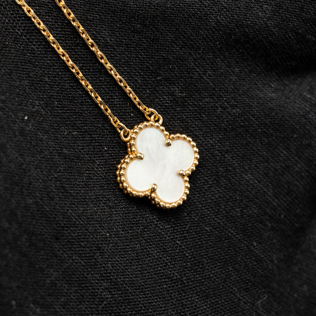 VAN CLEEF & ARPELS VINTAGE ALHAMBRA PENDANT WHITE MOTHER OF PEARL YELLOW GOLD