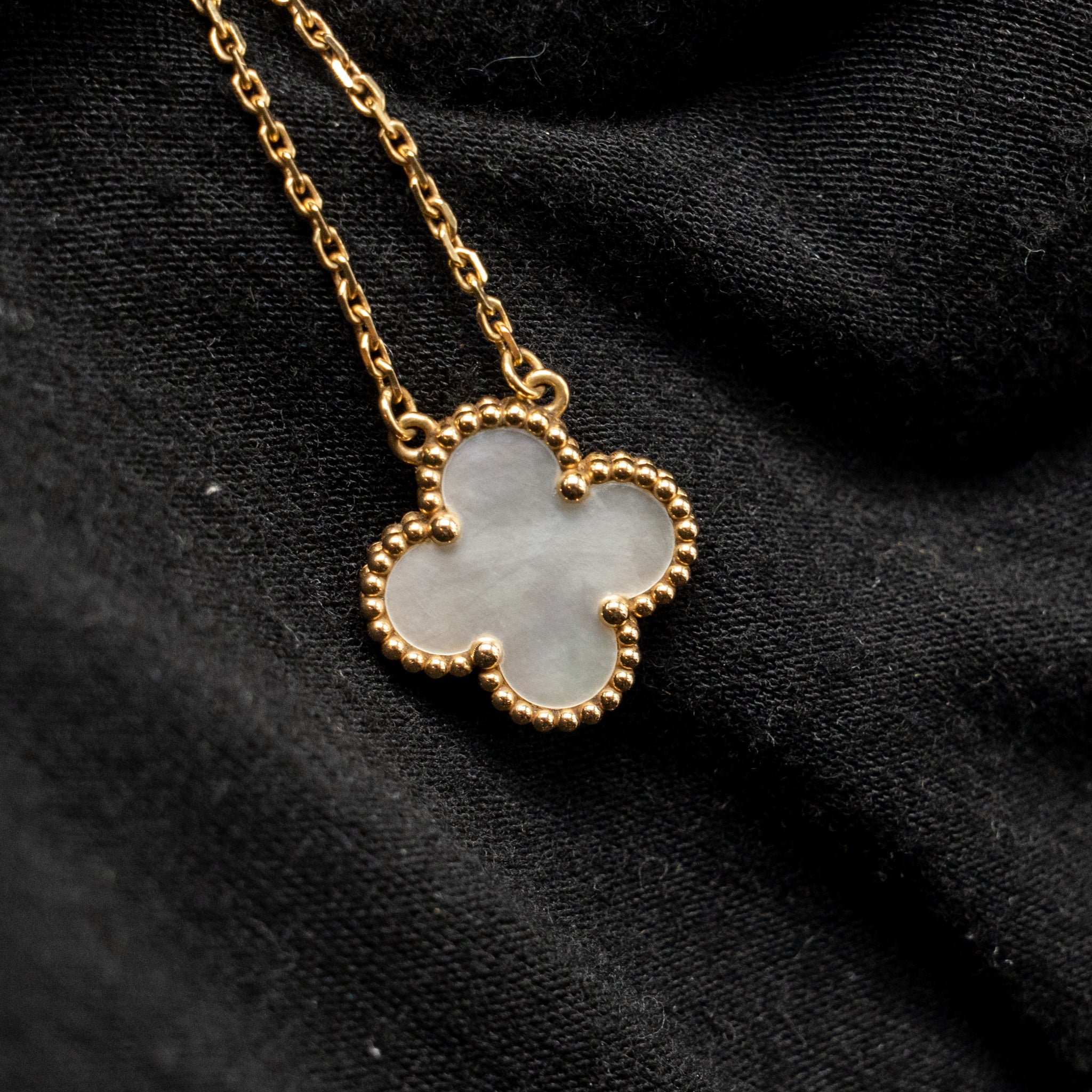 VAN CLEEF & ARPELS VINTAGE ALHAMBRA PENDANT YELLOW GOLD WHITE MOTHER OF PEARL
