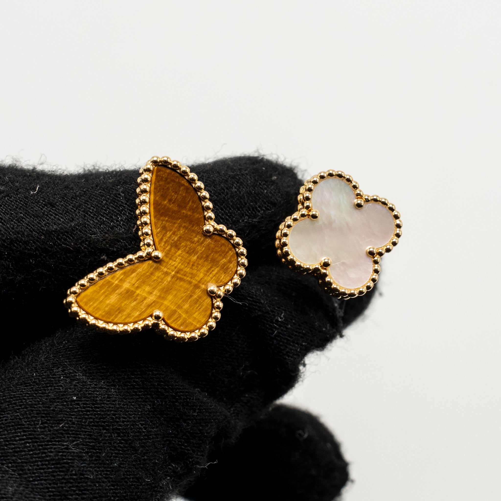 VAN CLEEF & ARPELS LUCKY ALHAMBRA BETWEEN THE FINGER RING, YELLOW GOLD, WHITE MOTHER-OF-PEARL, TIGER’S EYE