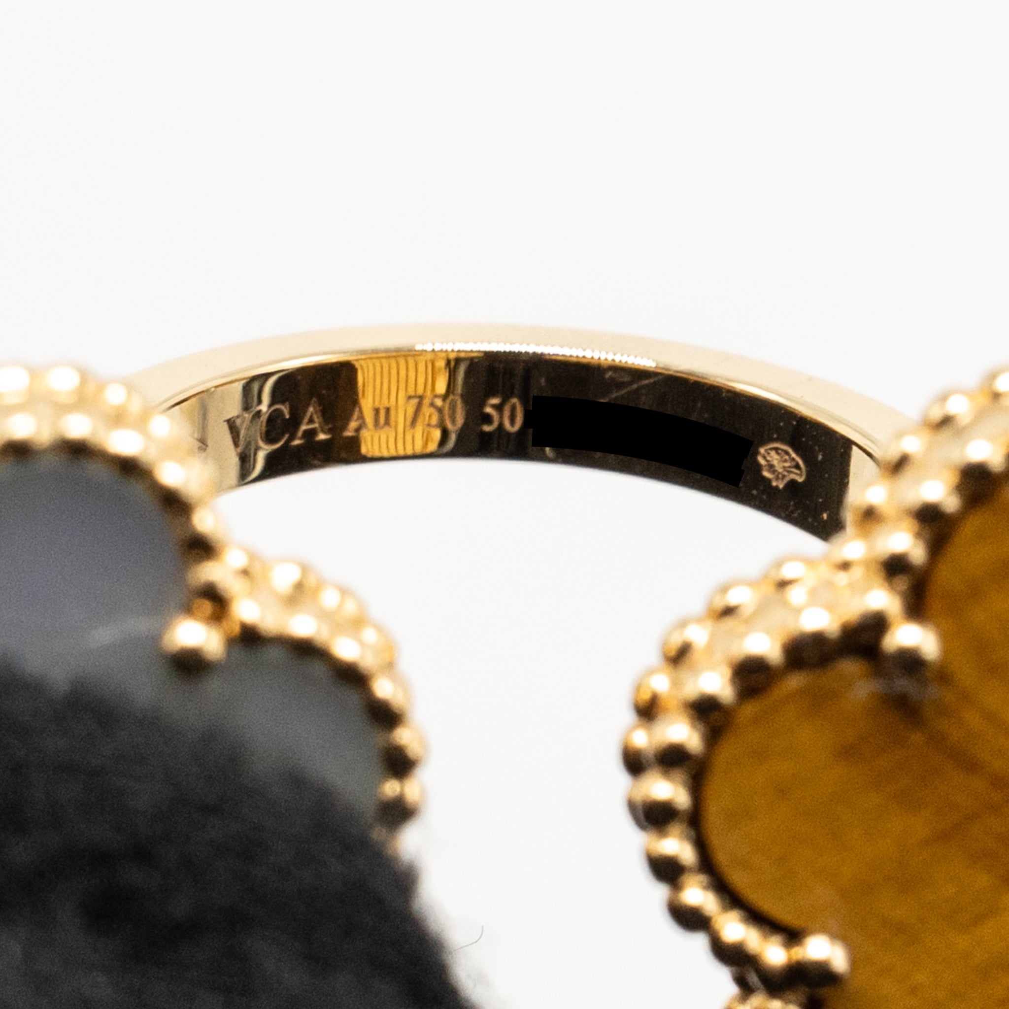 VAN CLEEF & ARPELS LUCKY ALHAMBRA BETWEEN THE FINGER RING, YELLOW GOLD, WHITE MOTHER-OF-PEARL, TIGER’S EYE
