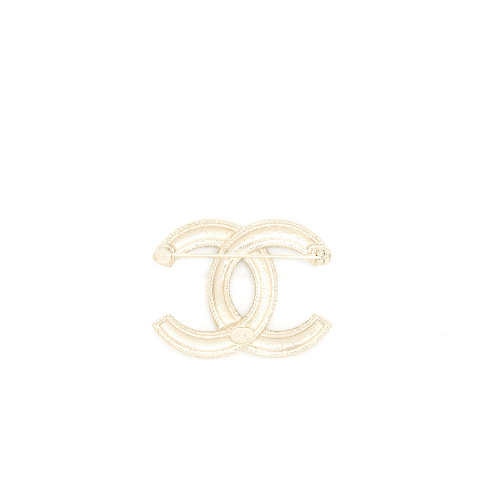 CHANEL DETAILED CC LOGO BROOCH BRUSHED SILVER TONE
