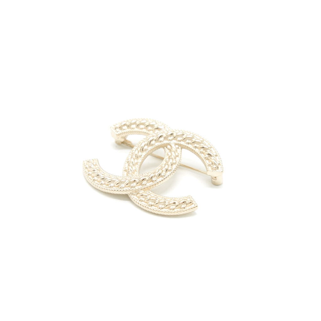 CHANEL DETAILED CC LOGO BROOCH BRUSHED SILVER TONE