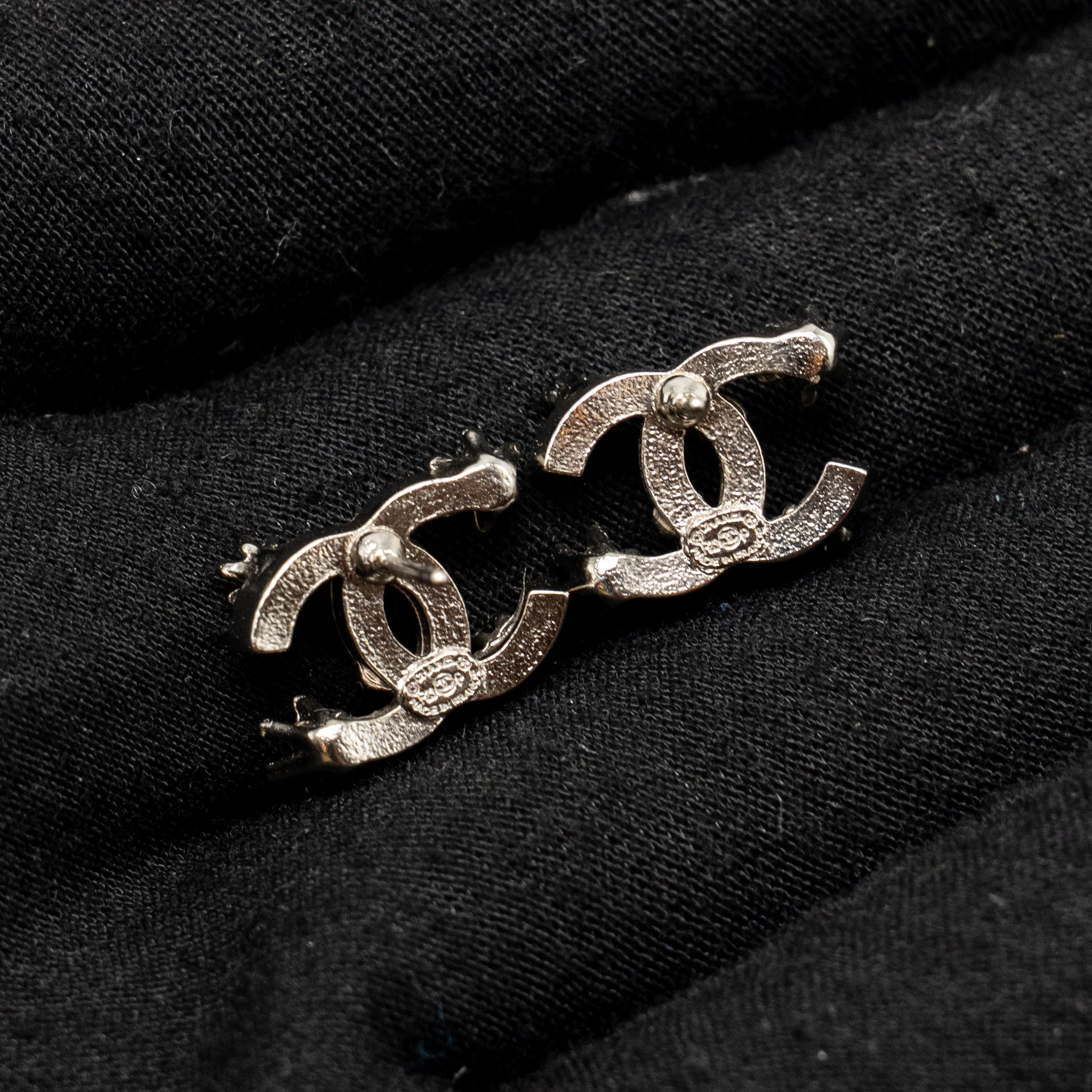 CHANEL CRYSTAL CC LOGO EARRINGS RUTHENIUM SILVER TONE