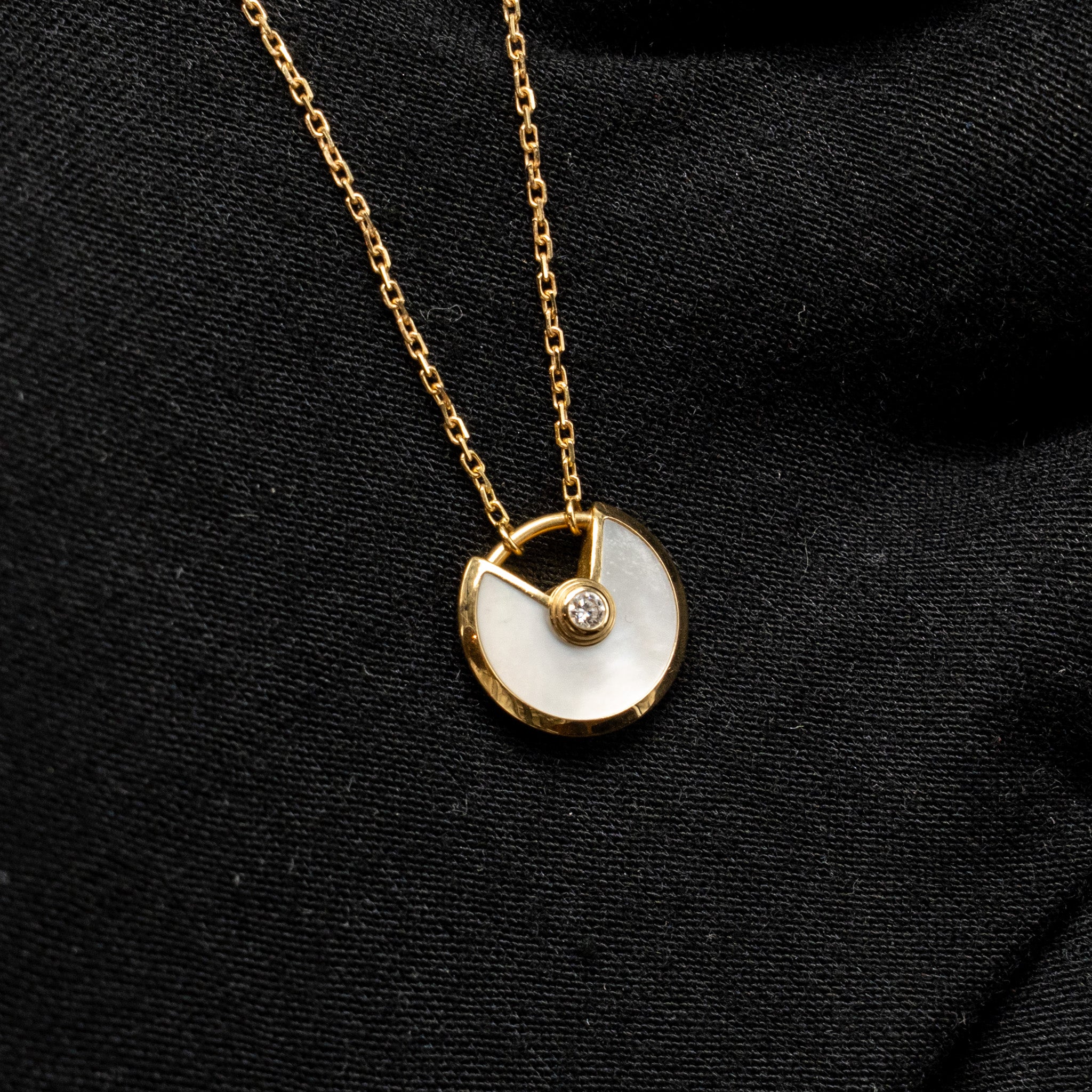 CARTIER AMULETTE DE CARTIER NEKCLACE, XS MODEL, WHITE MOTHER OF PEARL ROSE GOLD DIAMOND