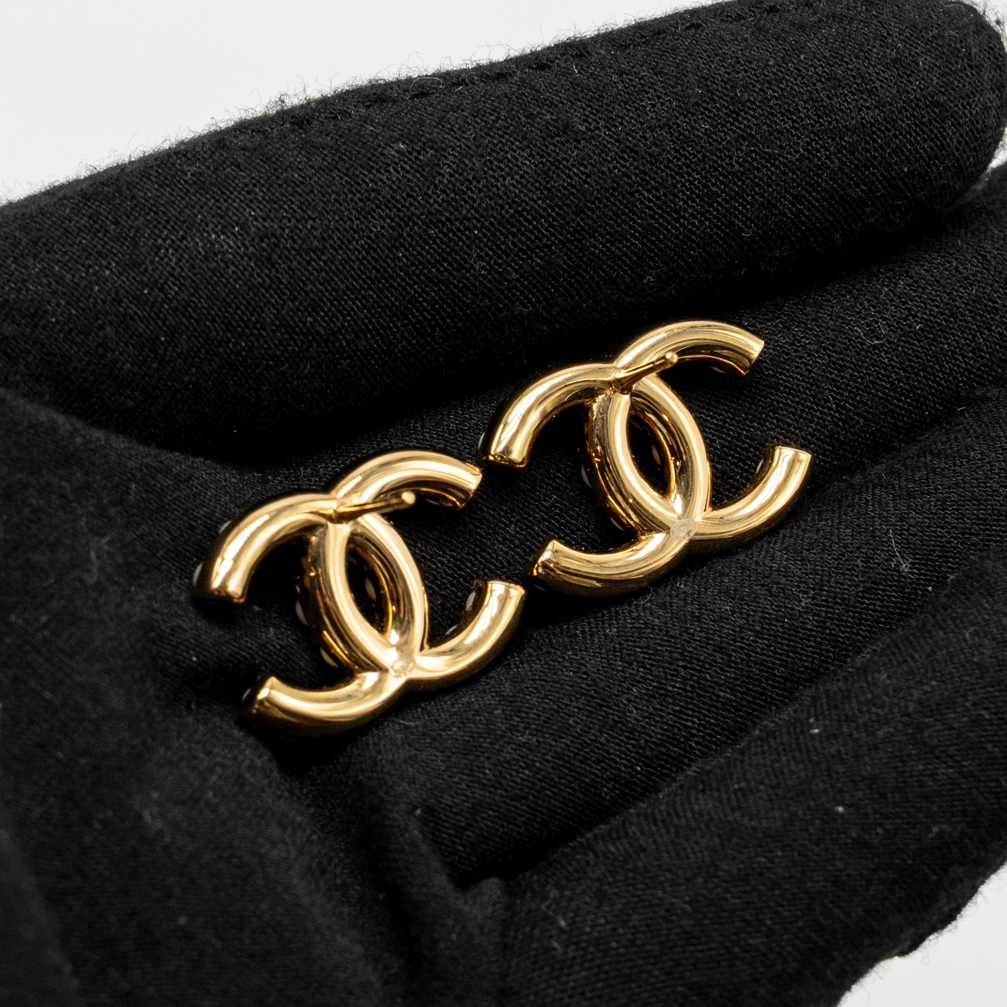 CHANEL CC PEARL EARRINGS GOLD TONE