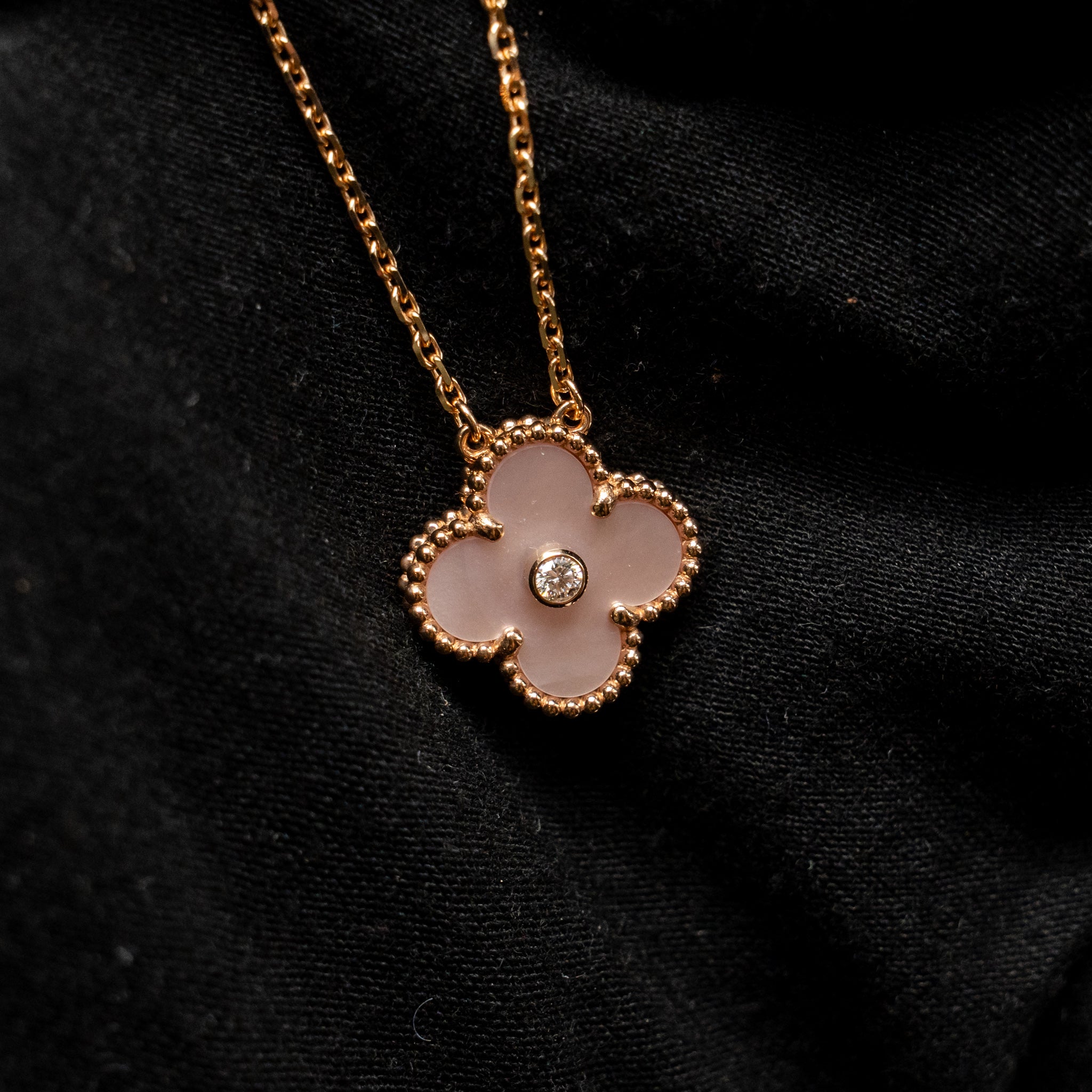 VAN CLEEF & ARPELS 2025 HOLIDAY VINTAGE ALHAMBRA PENDANT, ROSE GOLD, PINK MOTHER OF PEARL, DIAMOND