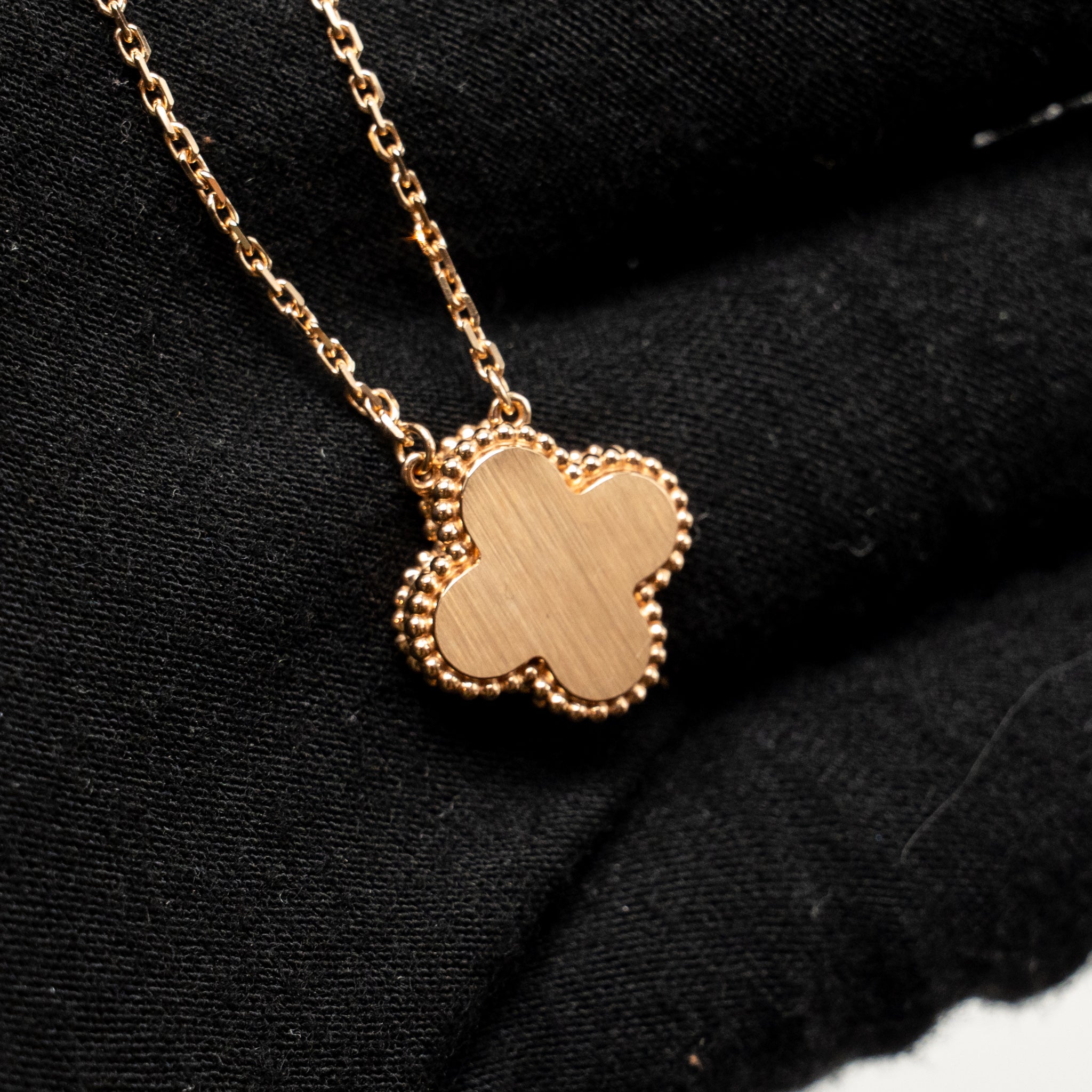 VAN CLEEF & ARPELS 2025 HOLIDAY VINTAGE ALHAMBRA PENDANT, ROSE GOLD, PINK MOTHER OF PEARL, DIAMOND