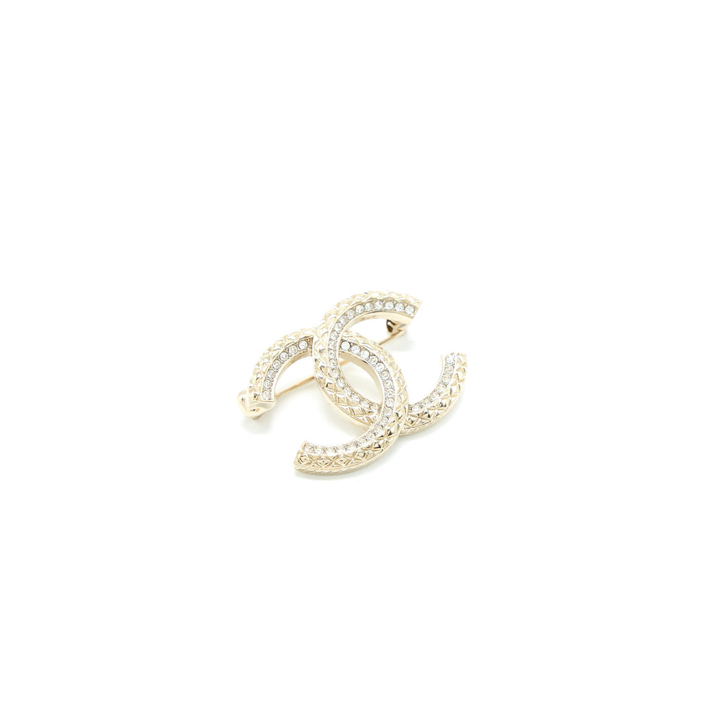 CHANEL DETAILED CC LOGO BROOCH WITH CRYSTAL LIGHT GOLD TONE