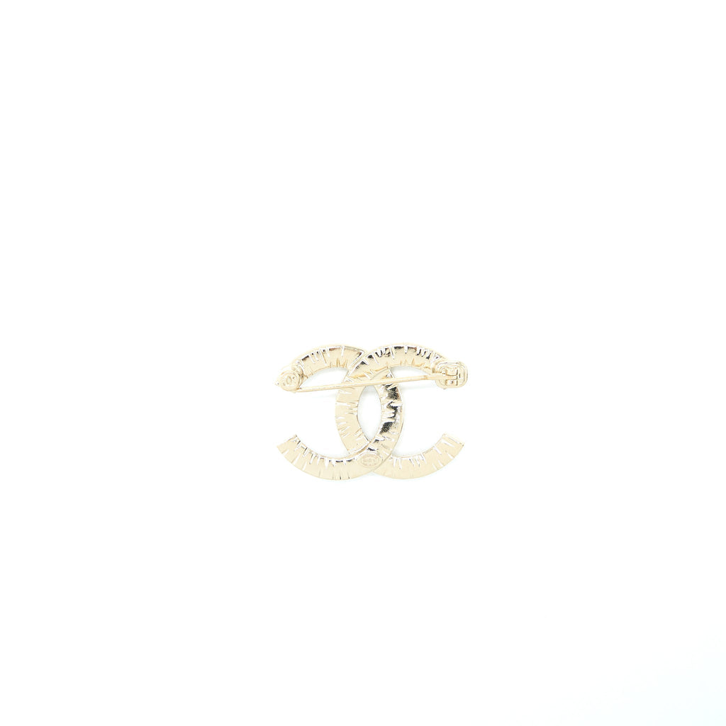 CHANEL DETAILED CC LOGO BROOCH WITH CRYSTAL LIGHT GOLD TONE