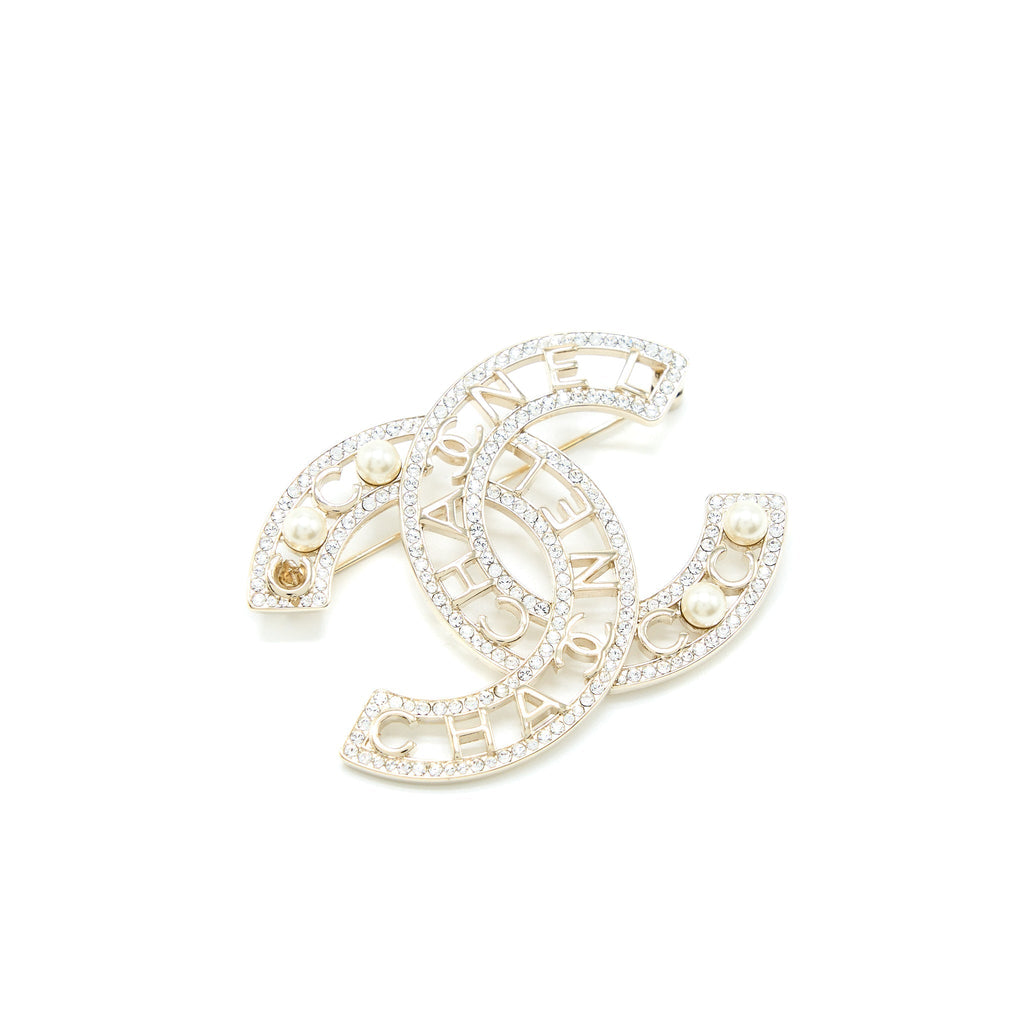 CHANEL CC LOGO WITH CRYSTAL/PEARL BROOCH LIGHT GOLD TONE