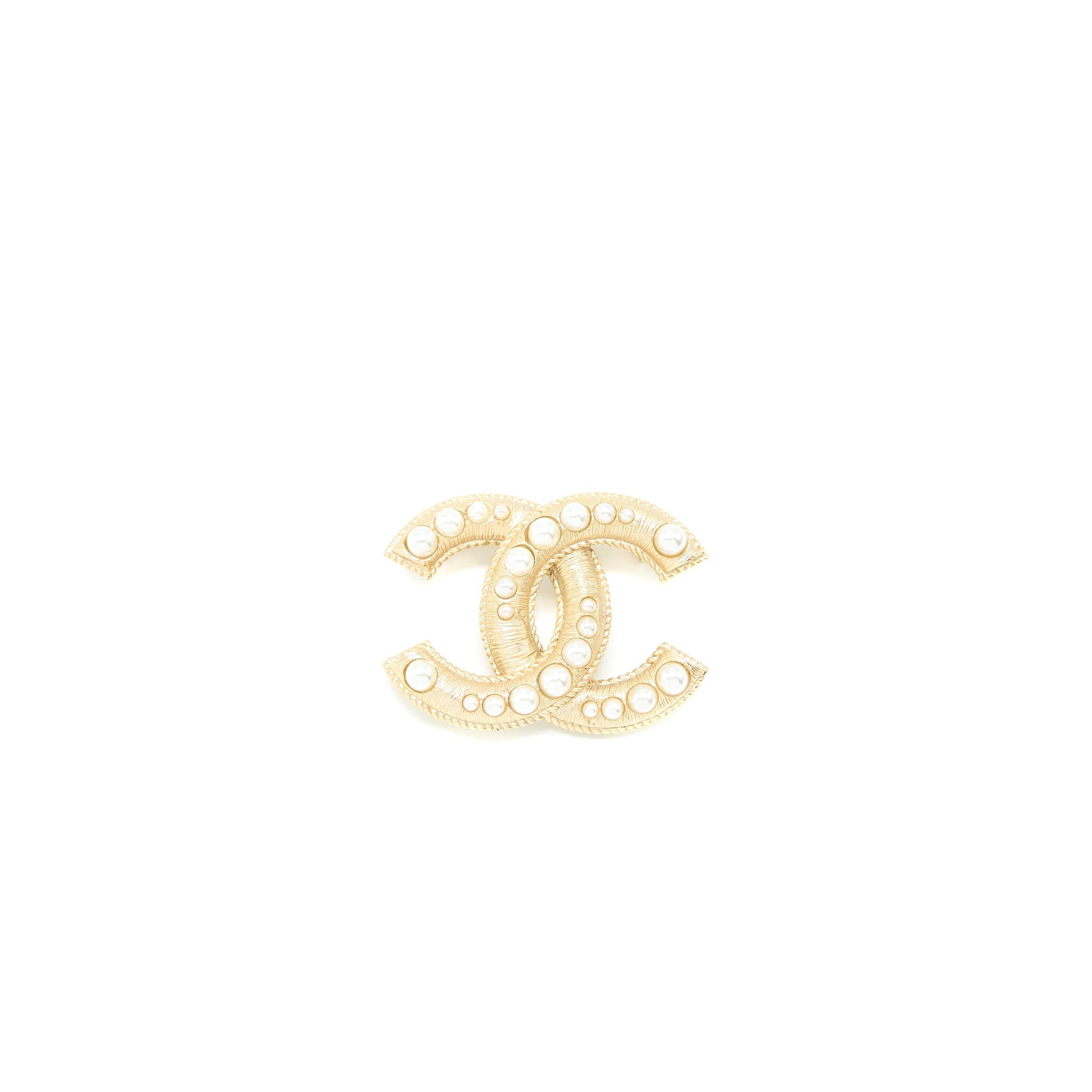 CHANEL CC LOGO/PEARL BROOCH LIGHT GOLD TONE