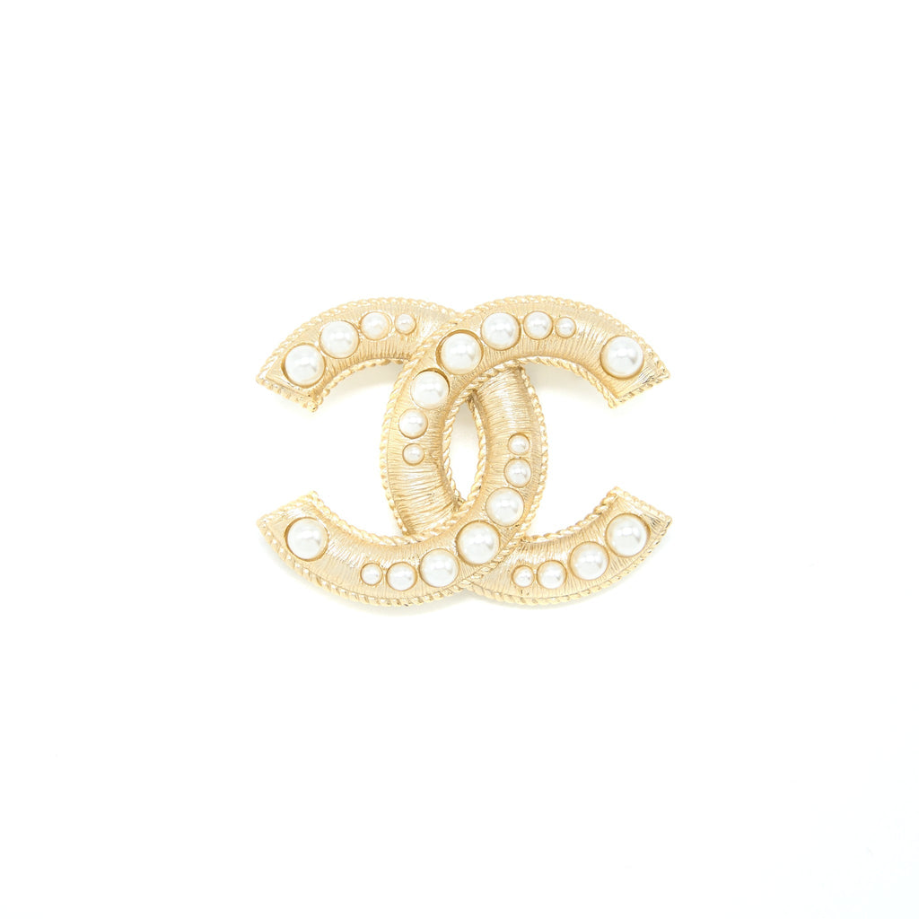 CHANEL CC LOGO/PEARL BROOCH LIGHT GOLD TONE