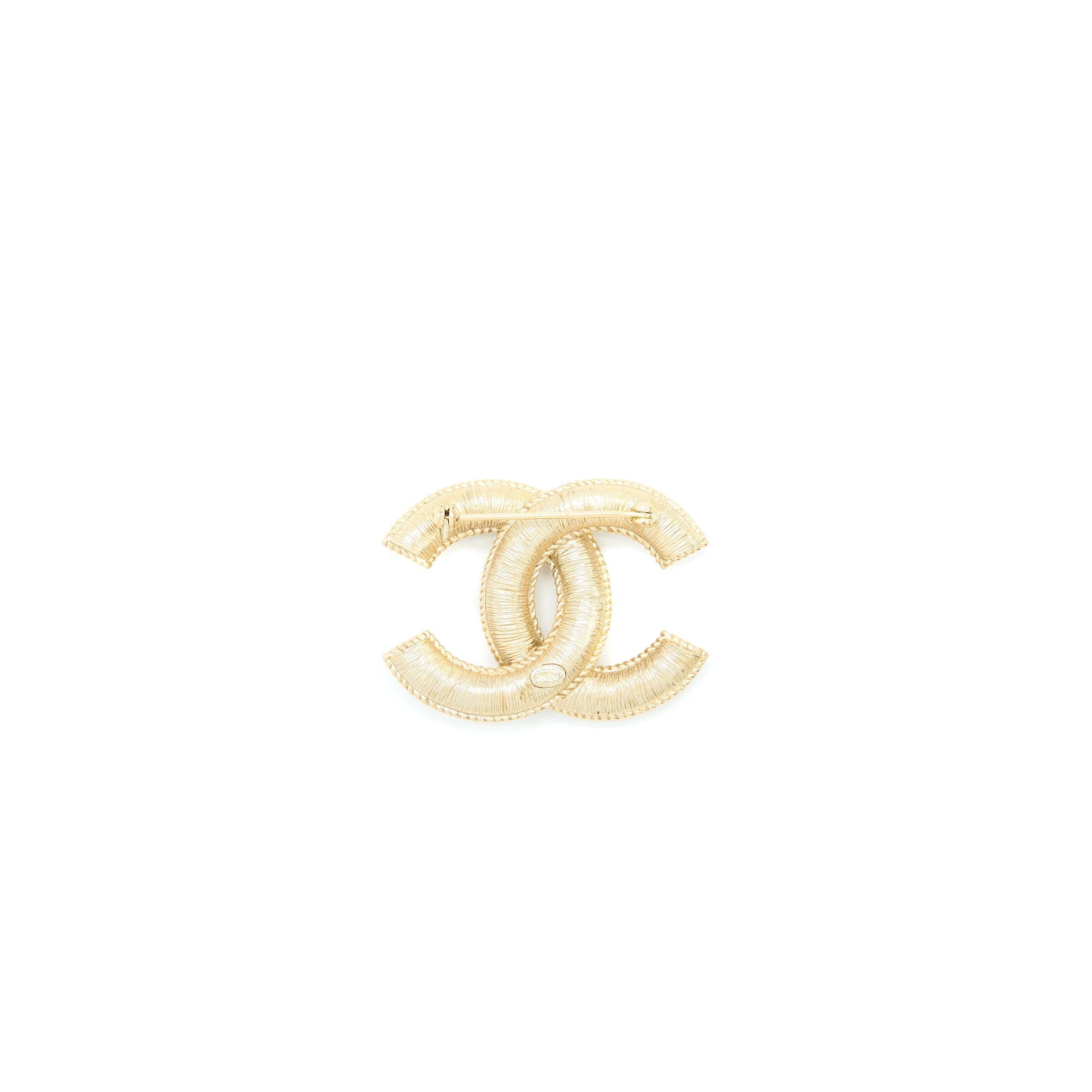 CHANEL CC LOGO/PEARL BROOCH LIGHT GOLD TONE