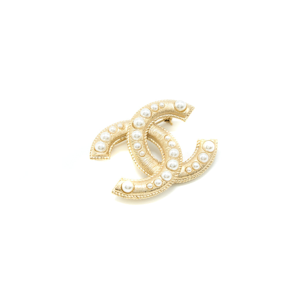 CHANEL CC LOGO/PEARL BROOCH LIGHT GOLD TONE