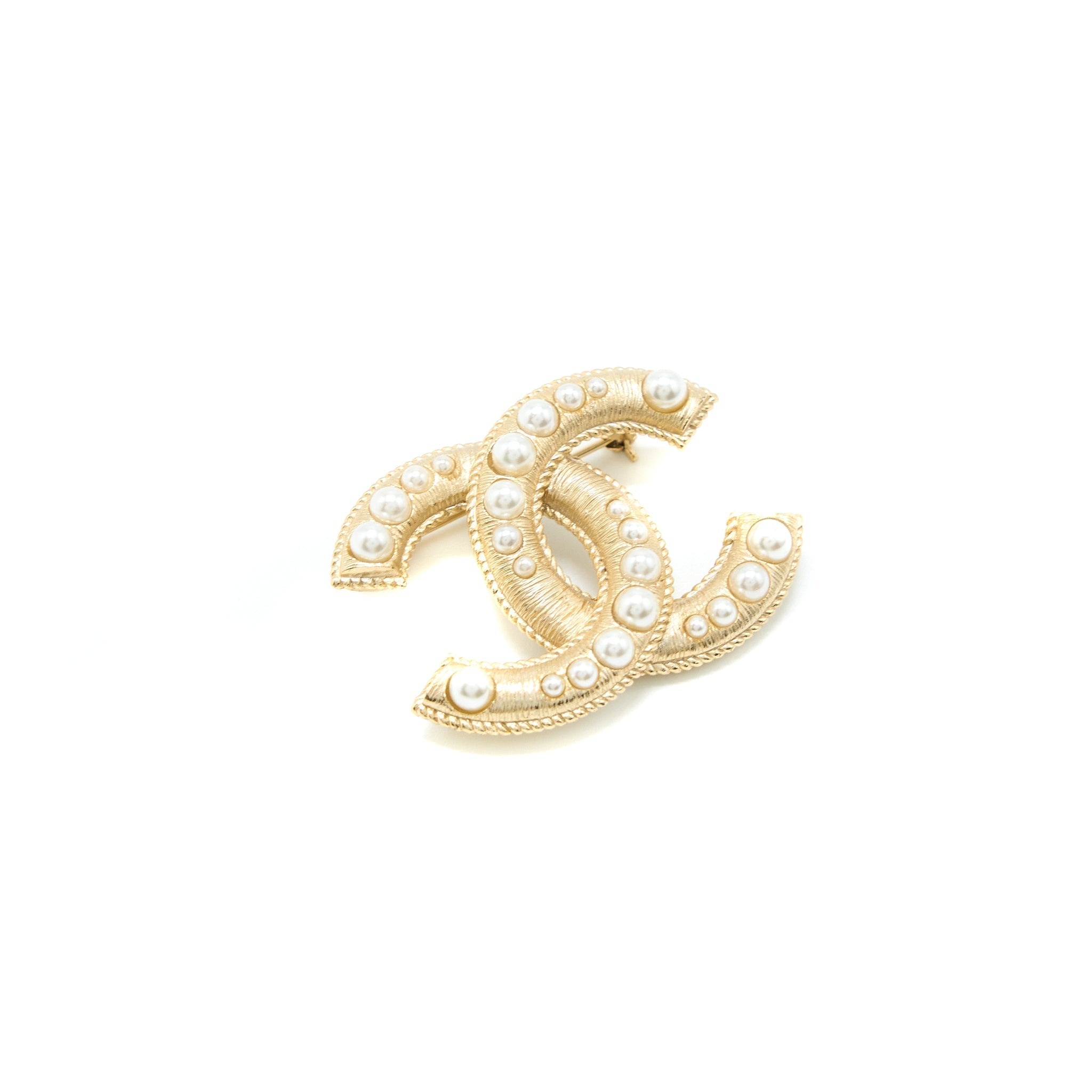 CHANEL CC LOGO/PEARL BROOCH LIGHT GOLD TONE