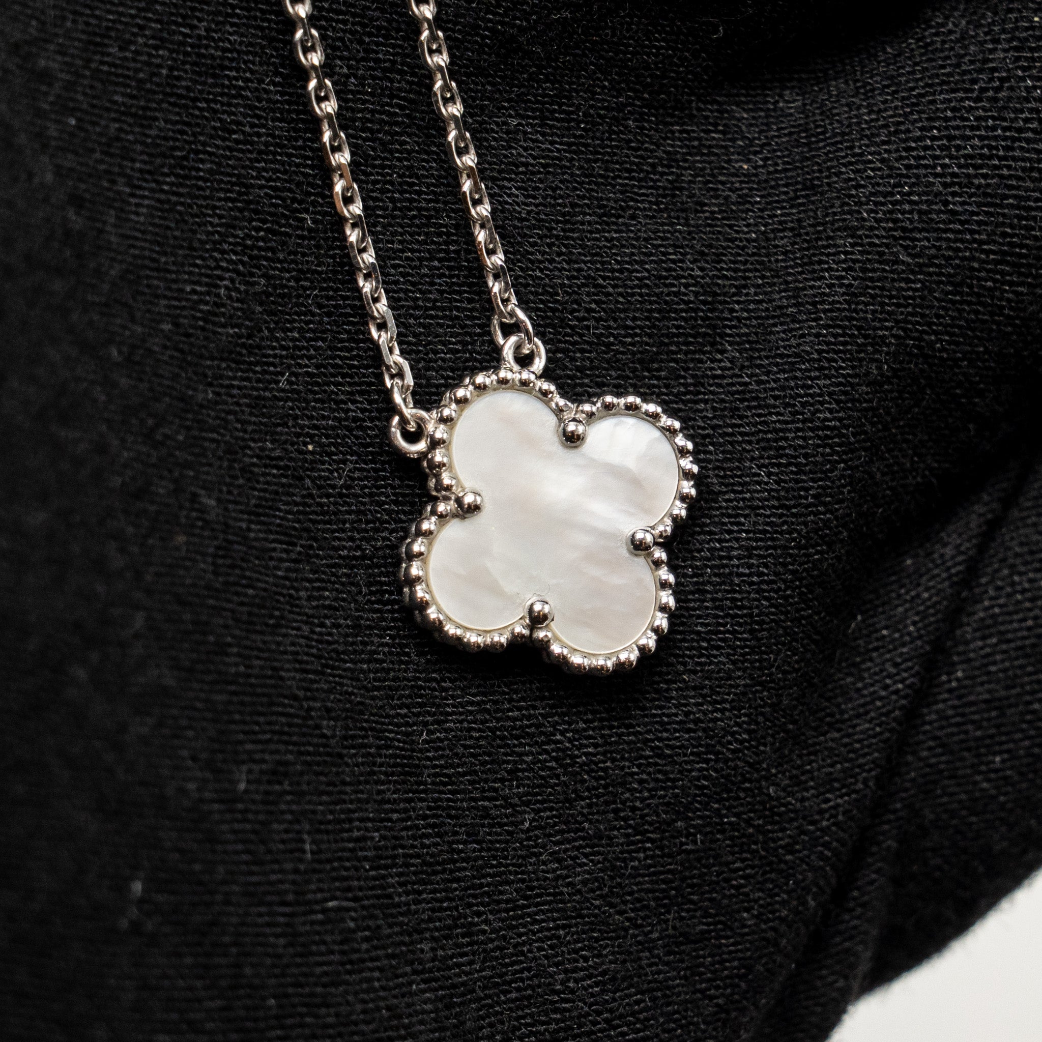VAN CLEEF & ARPELS VINTAGE ALHAMBRA PENDANT MOTHER OF PEARL WHITE GOLD
