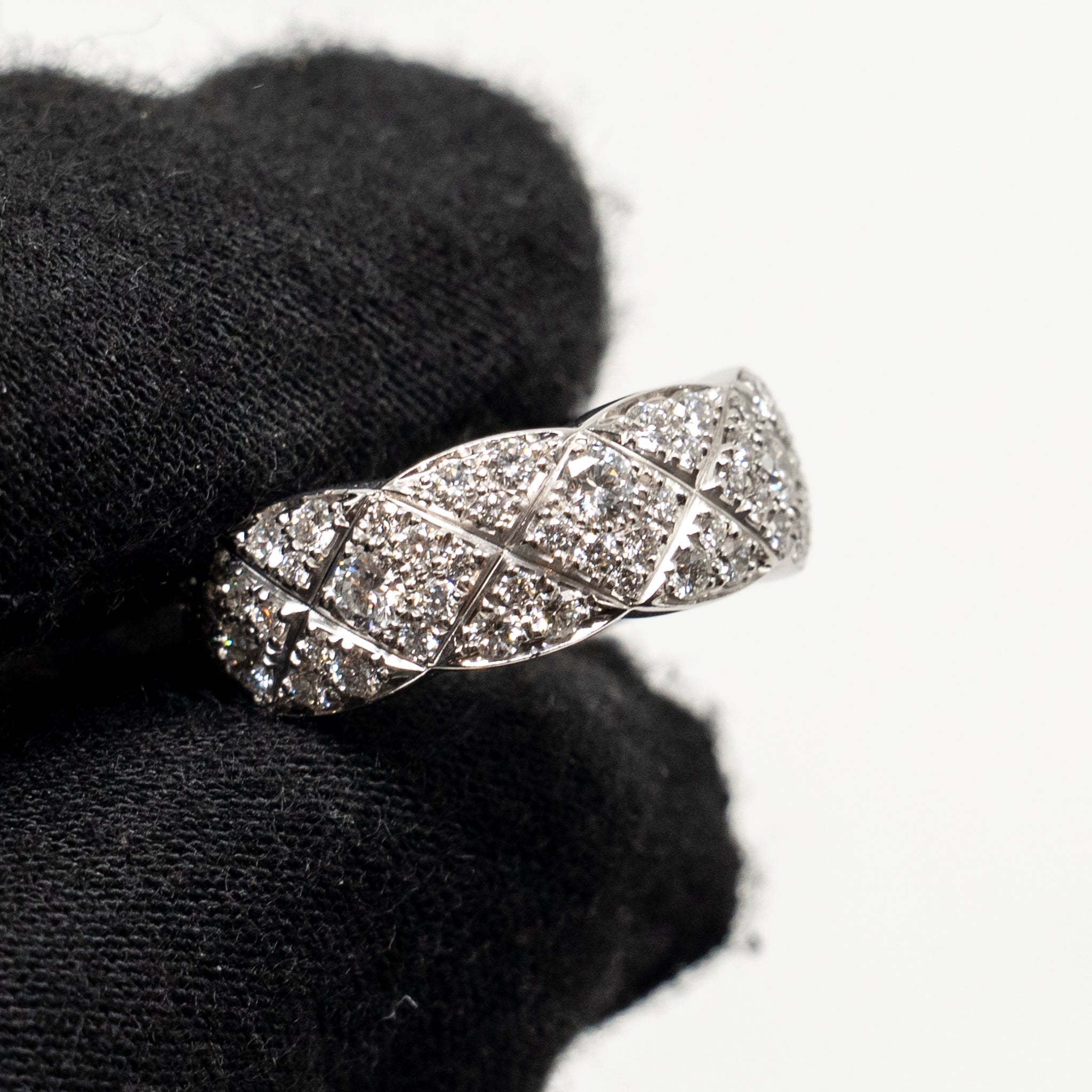 CHANEL COCO CRUSH RING QUILTED MOTIF, SMALL VERSION, WHITE GOLD/DIAMONDS