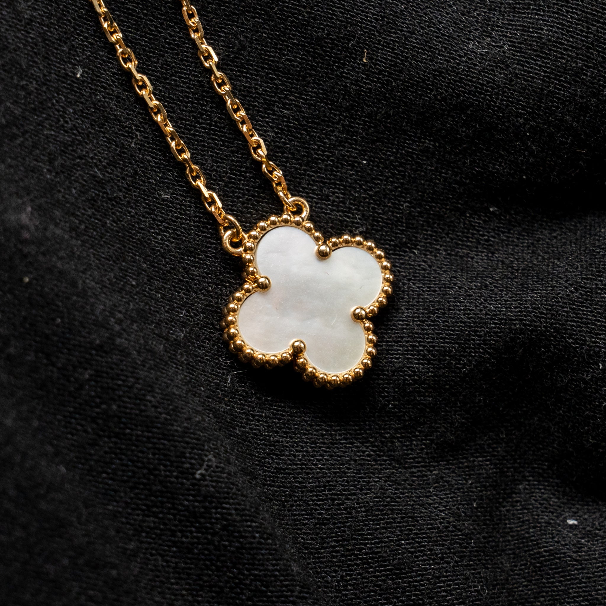VAN CLEEF & ARPELS VINTAGE ALHAMBRA PENDANT WHITE MOTHER OF PEARL YELLOW GOLD