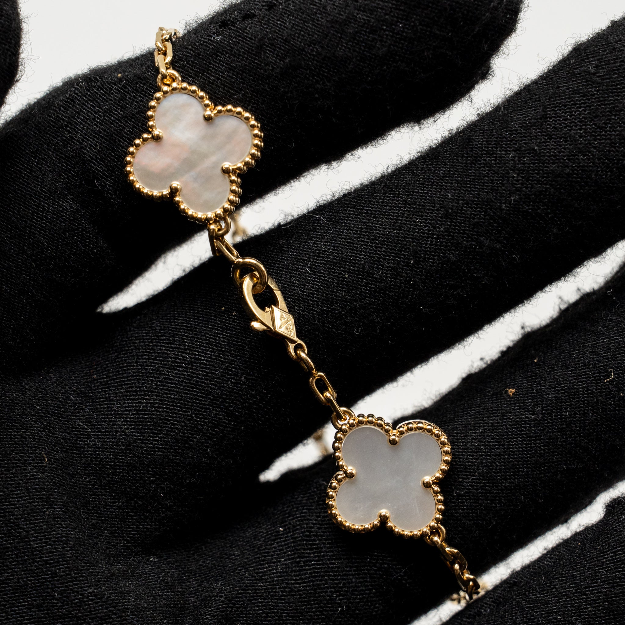 VAN CLEEF & ARPELS VINTAGE ALHAMBRA BRACELET 5 MOTIFS WHITE MOTHER OF PEARL, YELLOW GOLD