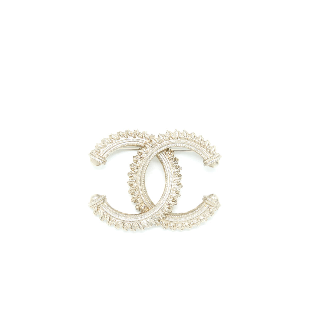 CHANEL CC LOGO BROOCH BRUSHED LIGHT GOLD TONE
