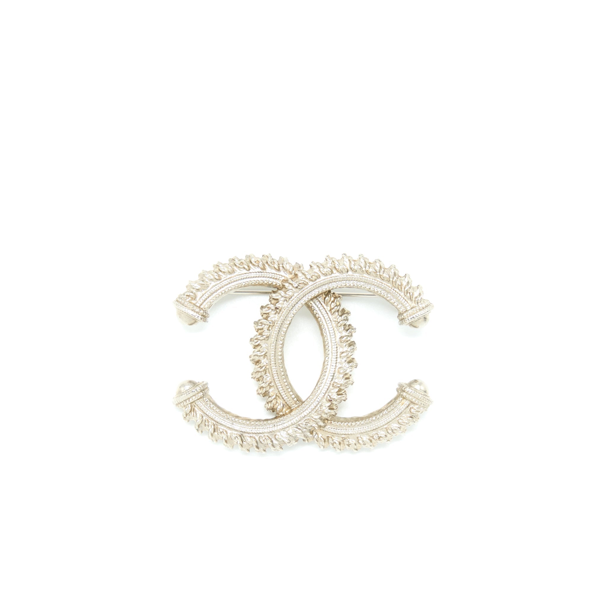 CHANEL CC LOGO BROOCH BRUSHED LIGHT GOLD TONE