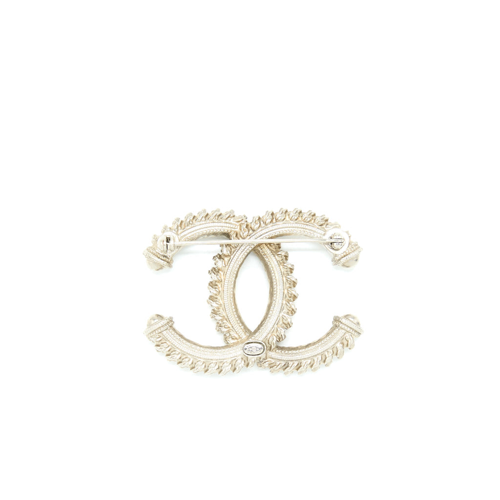 CHANEL CC LOGO BROOCH BRUSHED LIGHT GOLD TONE