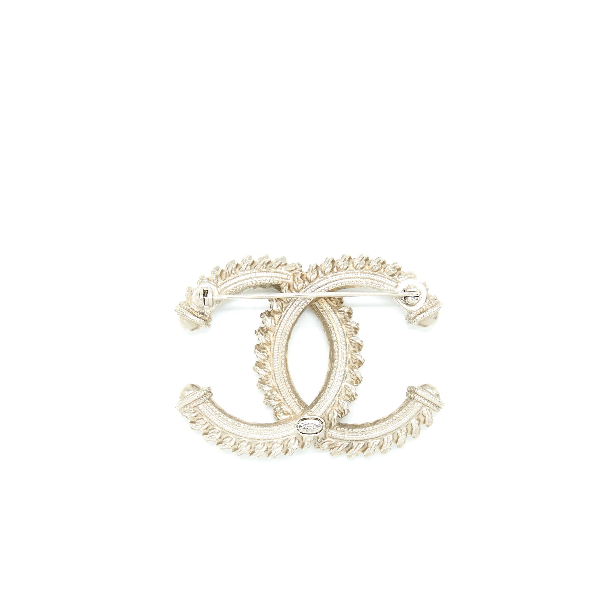 CHANEL CC LOGO BROOCH BRUSHED LIGHT GOLD TONE