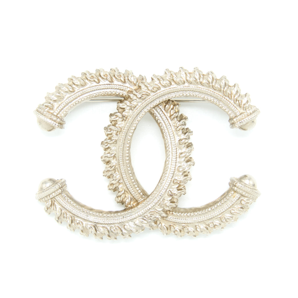 CHANEL CC LOGO BROOCH BRUSHED LIGHT GOLD TONE