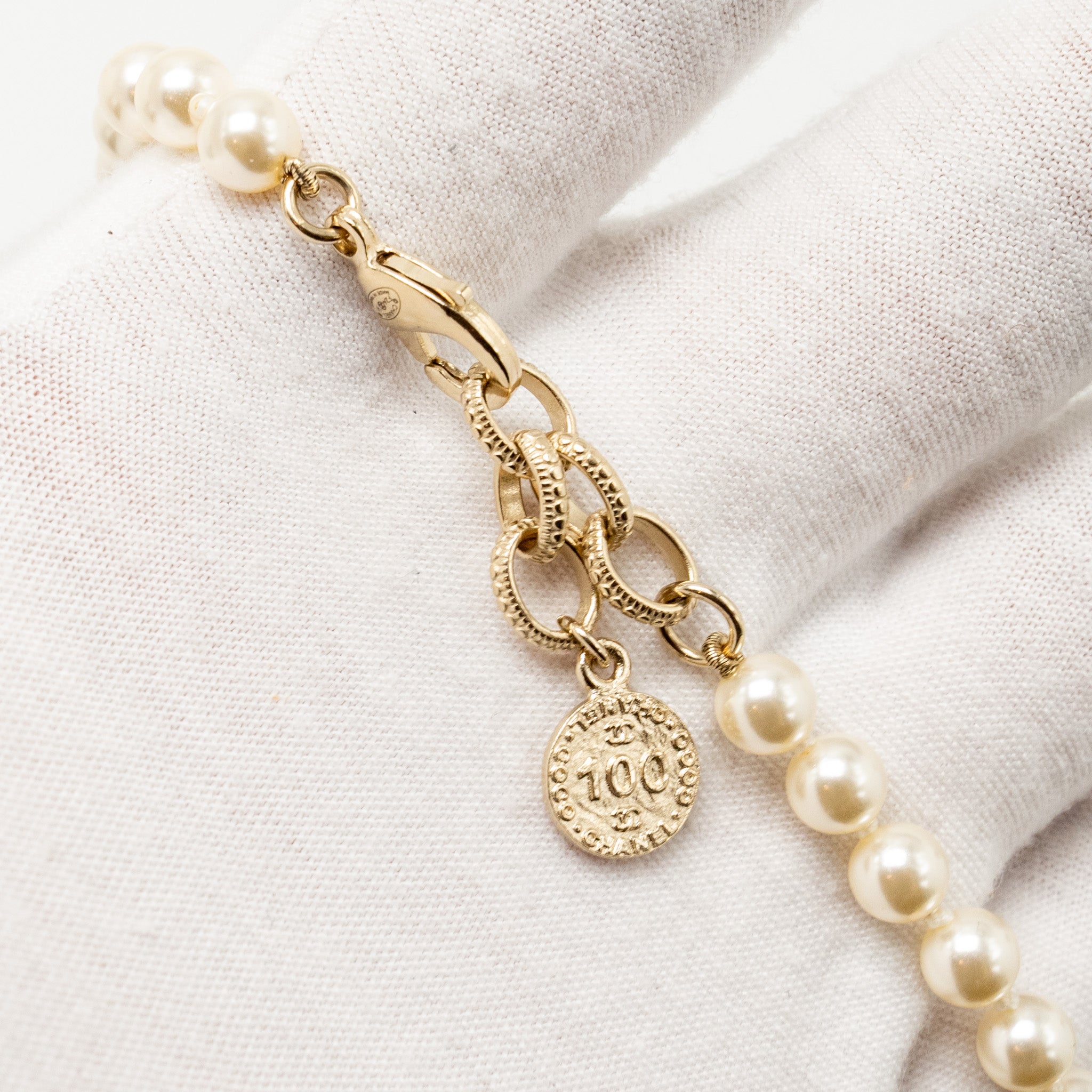 CHANEL CC LOGO PEARL NECKLACE LIGHT GOLD TONE