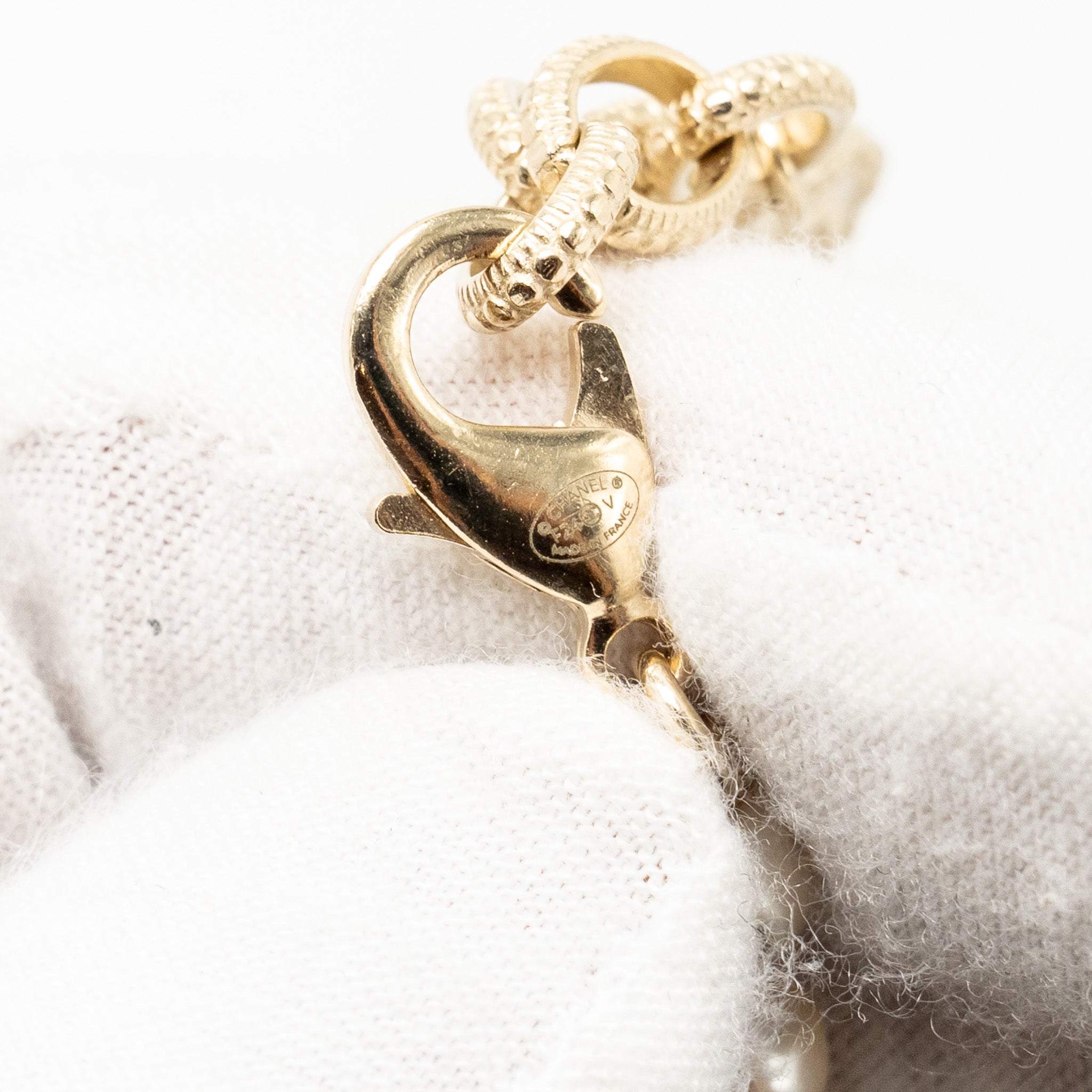 CHANEL CC LOGO PEARL NECKLACE LIGHT GOLD TONE
