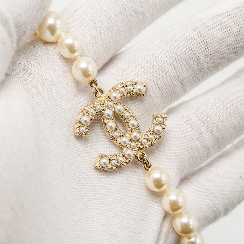 CHANEL CC LOGO PEARL NECKLACE LIGHT GOLD TONE