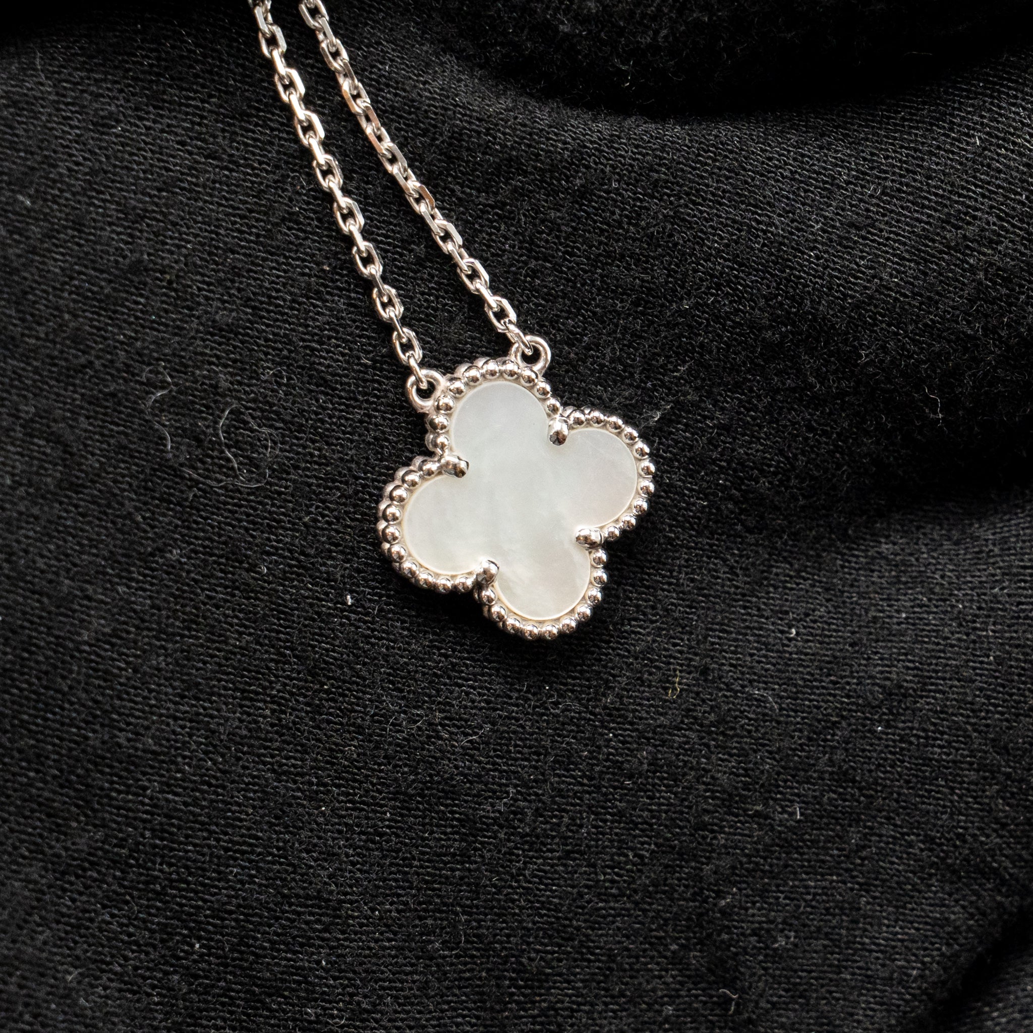 VAN CLEEF & ARPELS VINTAGE ALHAMBRA PENDANT, WHITE GOLD, WHITE MOTHER-OF-PEARL