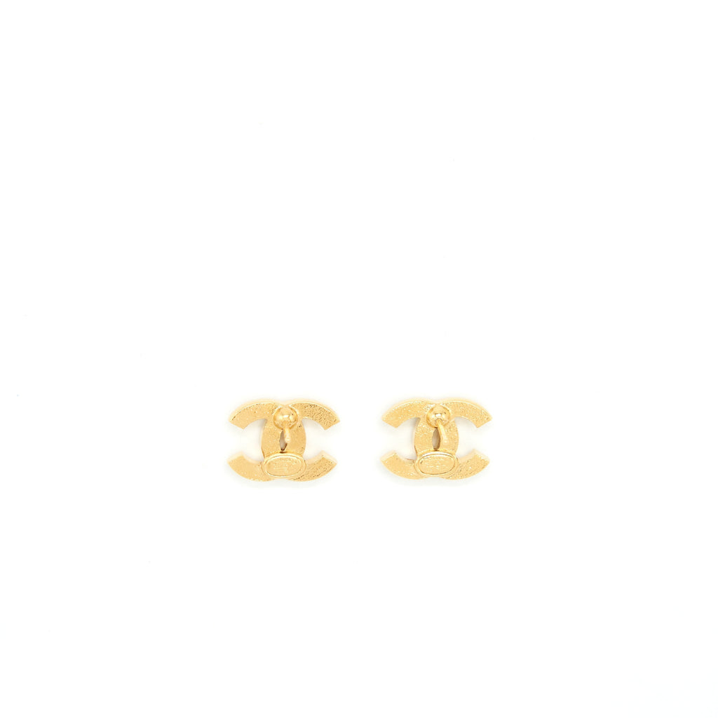 CHANEL CC LOGO WITH PEARL EARRING GOLD TONE