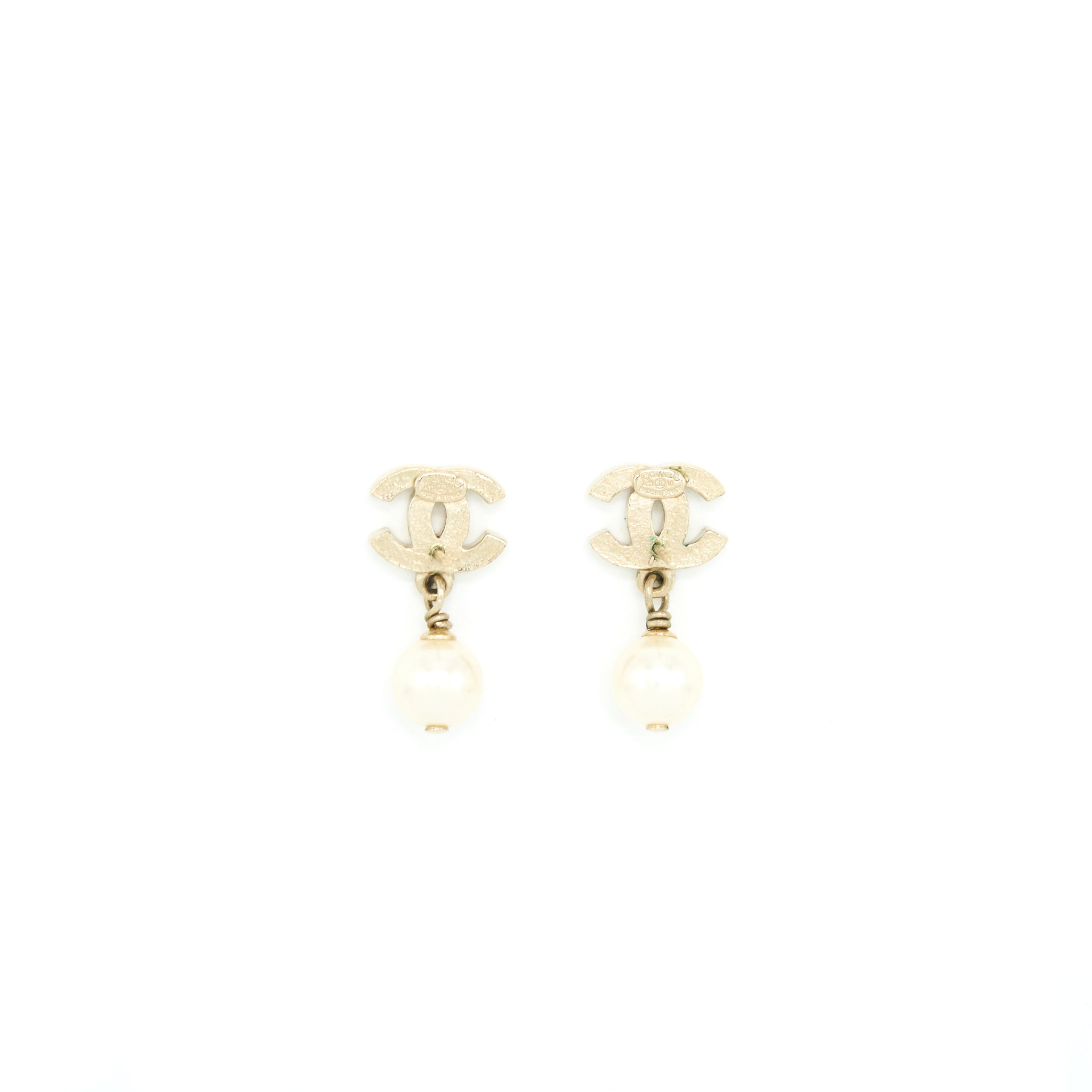 CHANEL CC LOGO WITH PEARL DROP EARRINGS LGHW