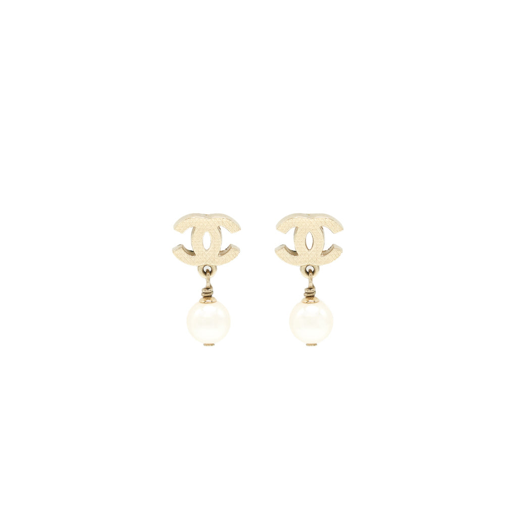 CHANEL CC LOGO WITH PEARL DROP EARRINGS LGHW