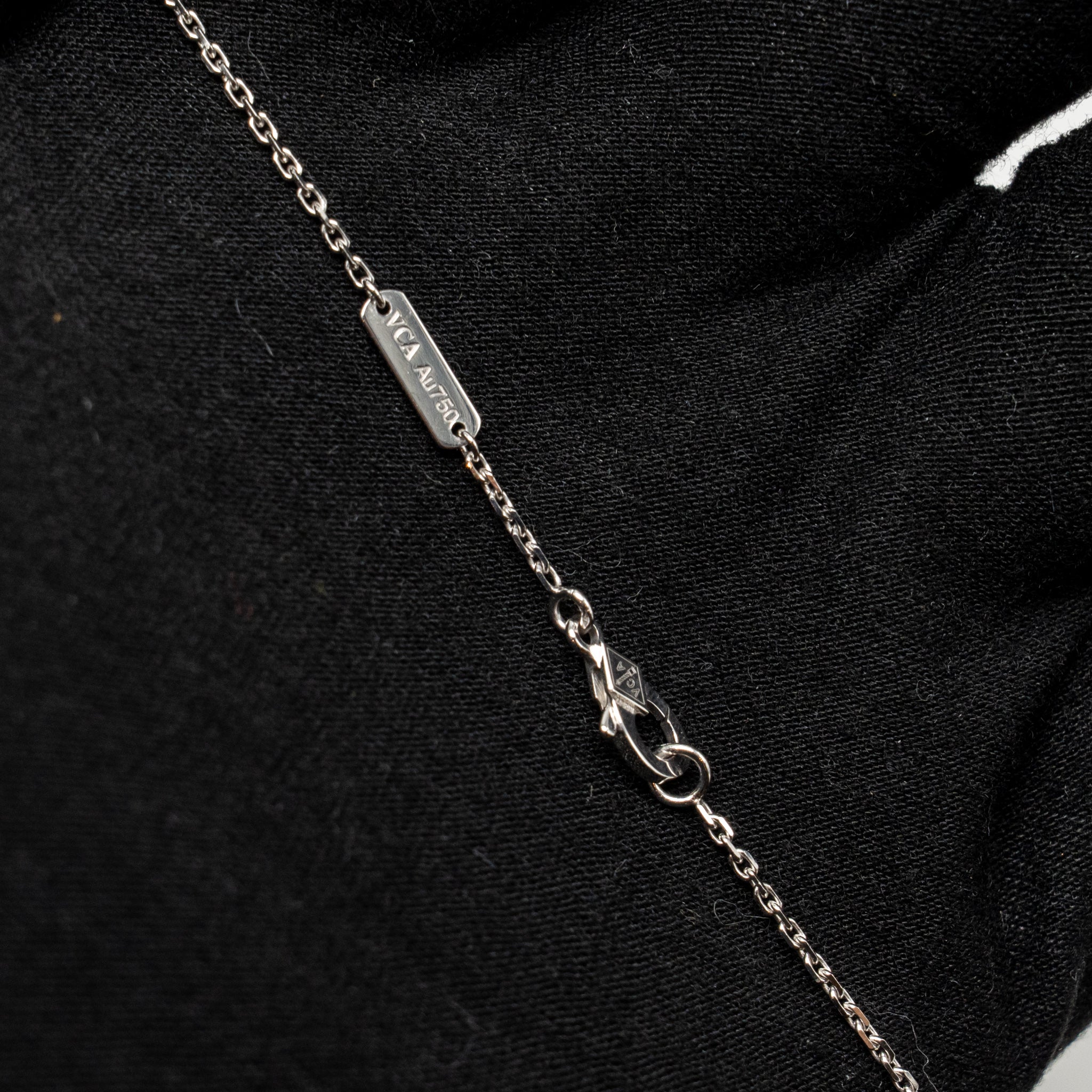 VAN CLEEF & ARPELS VINTAGE ALHAMBRA PENDANT GUILLOCHE WHITE GOLD