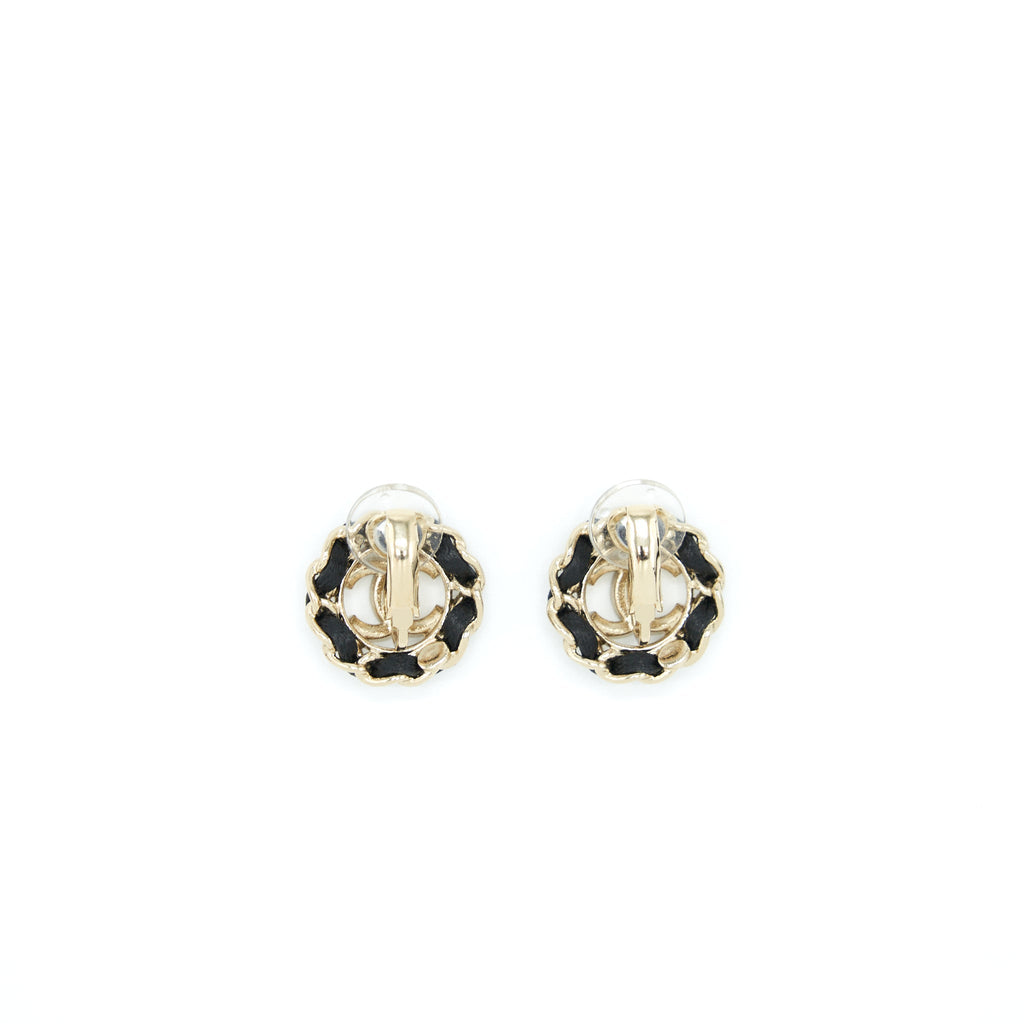 CHANEL CC LOGO WITH LEATHER CHAIN ROUND EAR CLIP BLACK/ LIGHT GOLD TONE