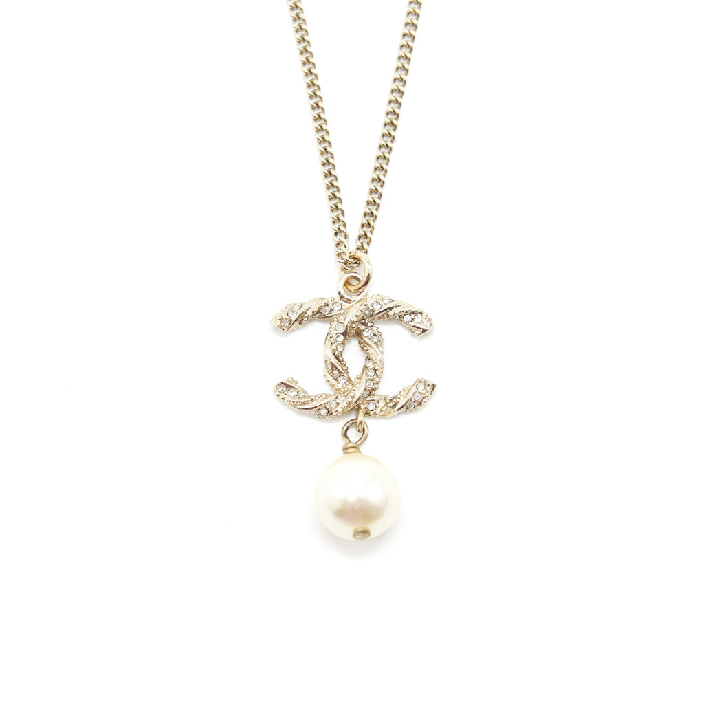 CHANEL CC LOGO NECKLACE WITH PEARL