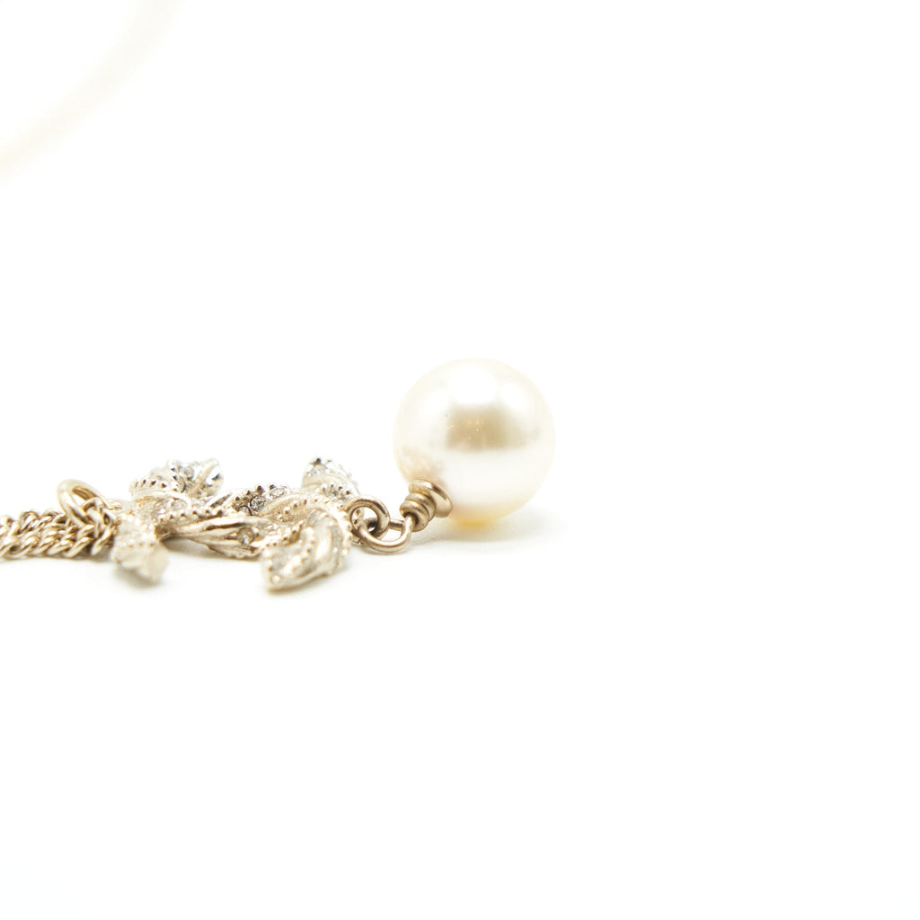 CHANEL CC LOGO NECKLACE WITH PEARL