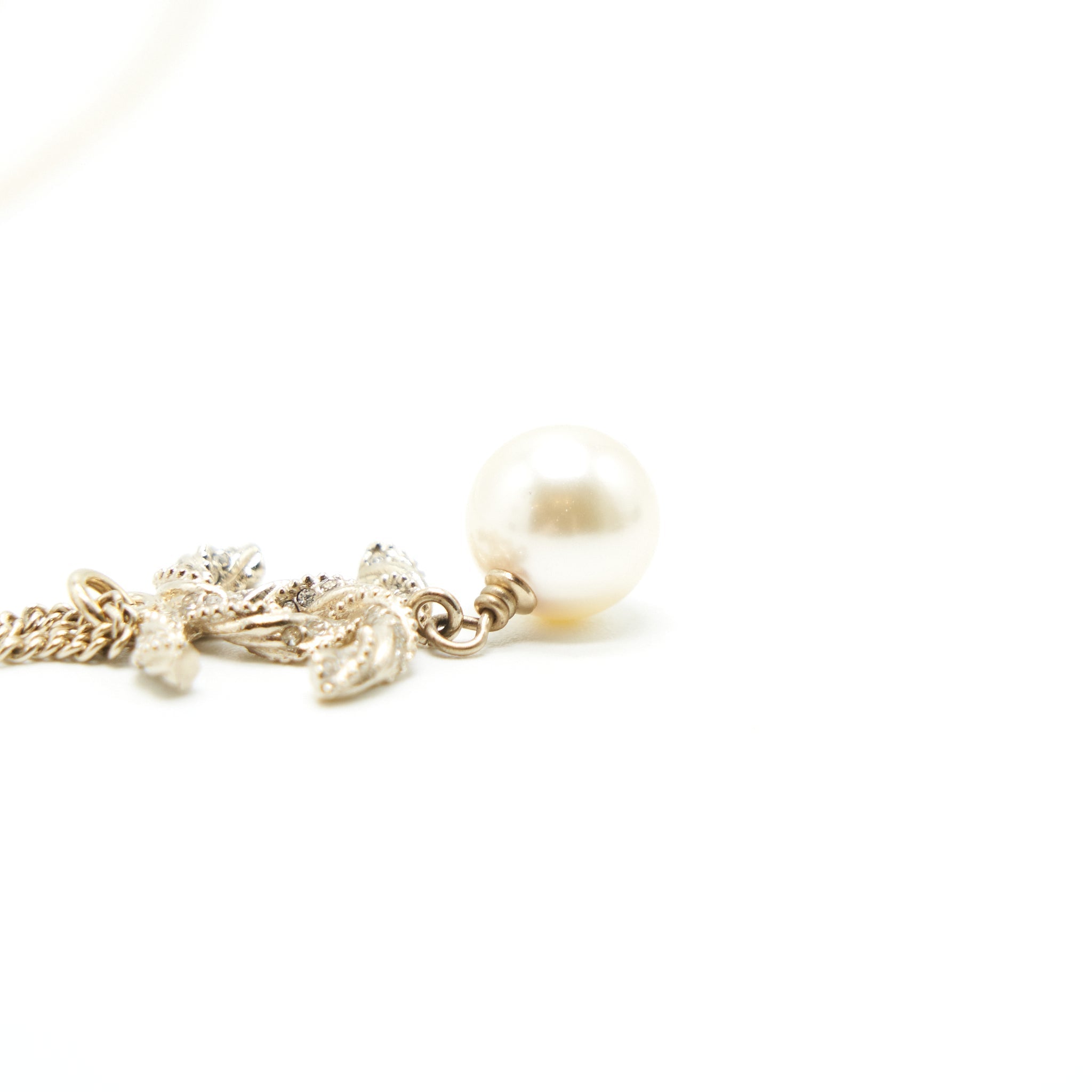 CHANEL CC LOGO NECKLACE WITH PEARL