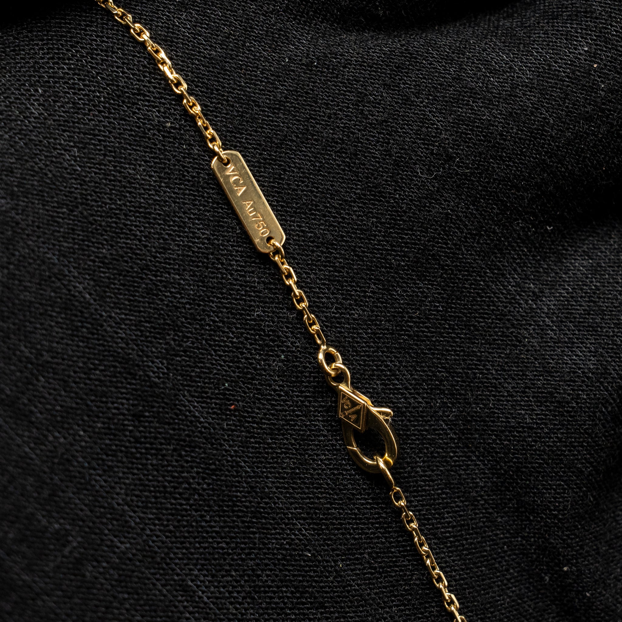 VAN CLEEF & ARPELS VINTAGE ALHAMBRA PENDANT YELLOW GOLD, ONYX