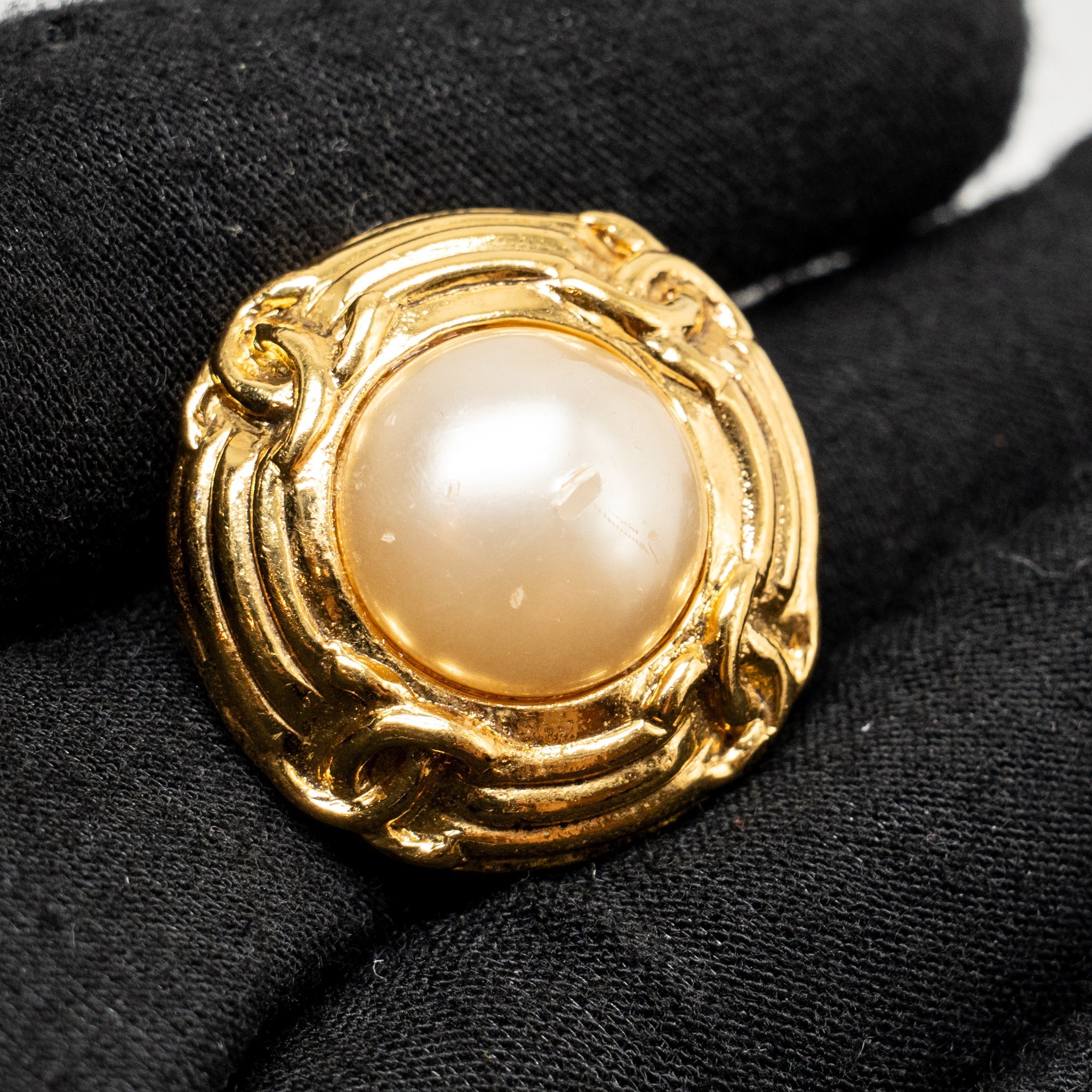 CHANEL VINTAGE CC PEARL EAR CLIPS GOLD TONE