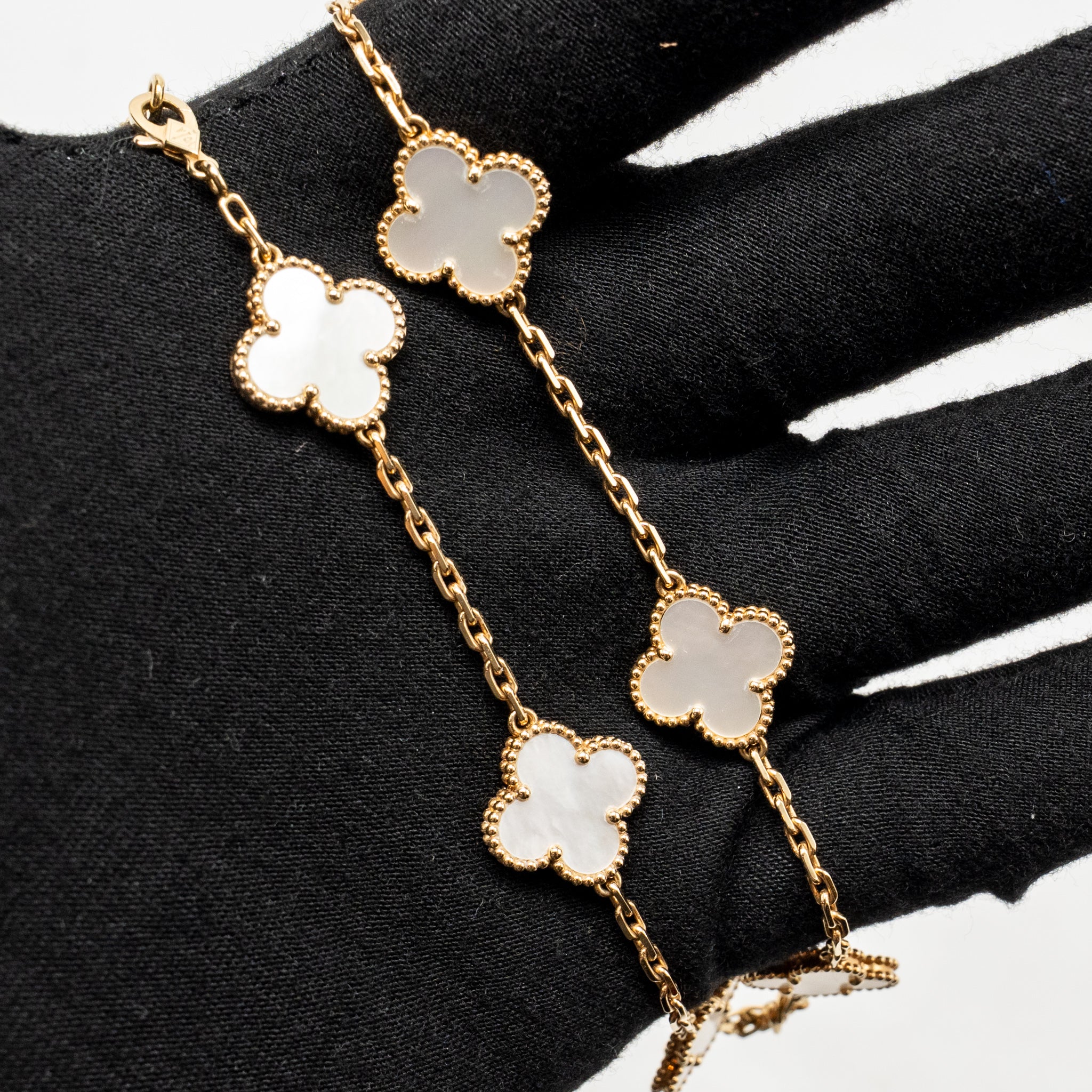 VAN CLEEF & ARPELS VINTAGE ALHAMBRA 10-MOTIF NECKLACE, YELLOW GOLD, WHITE MOTHER-OF-PEARL